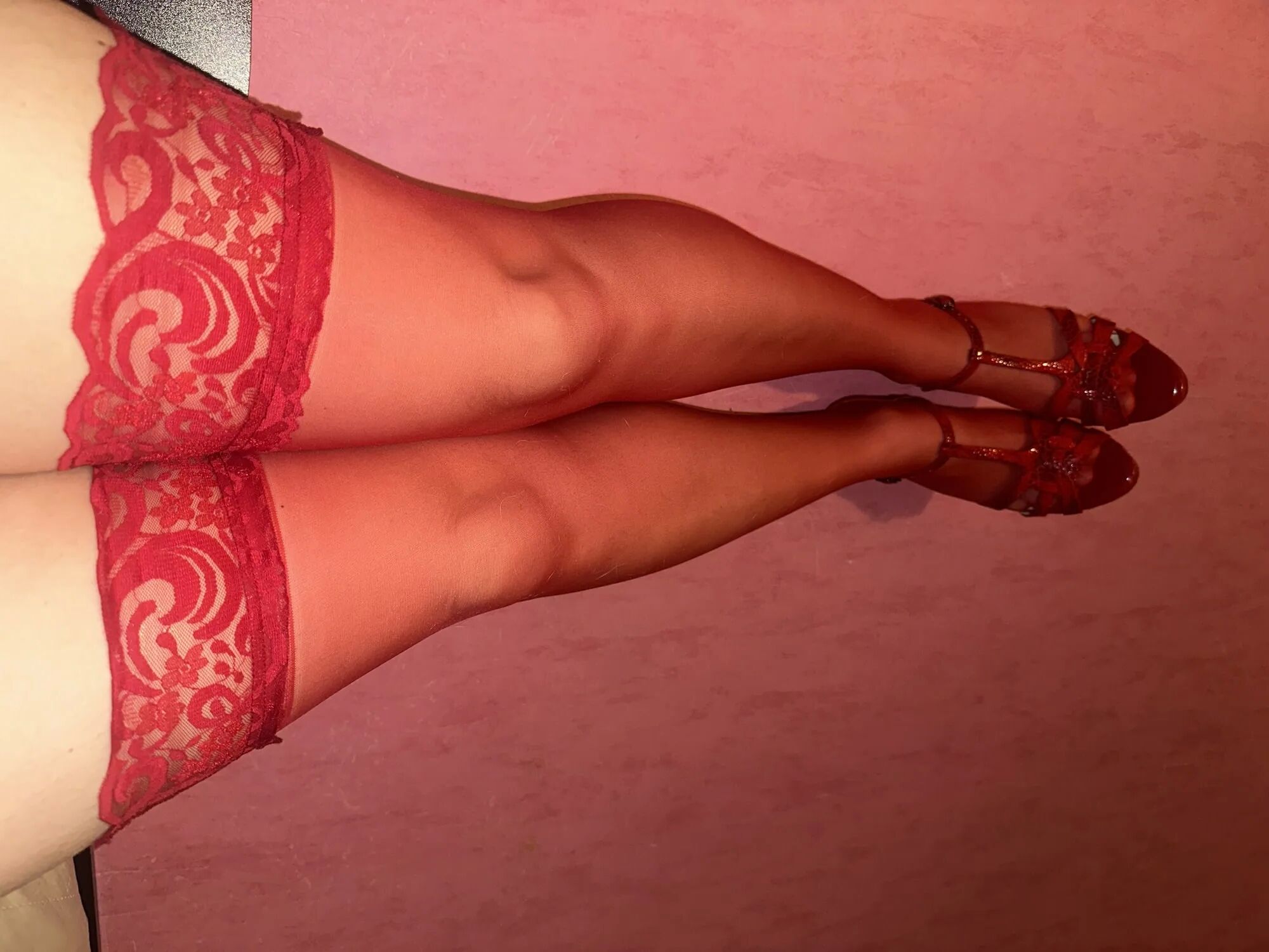 Legs, heels, stockings in red - 8 Pics