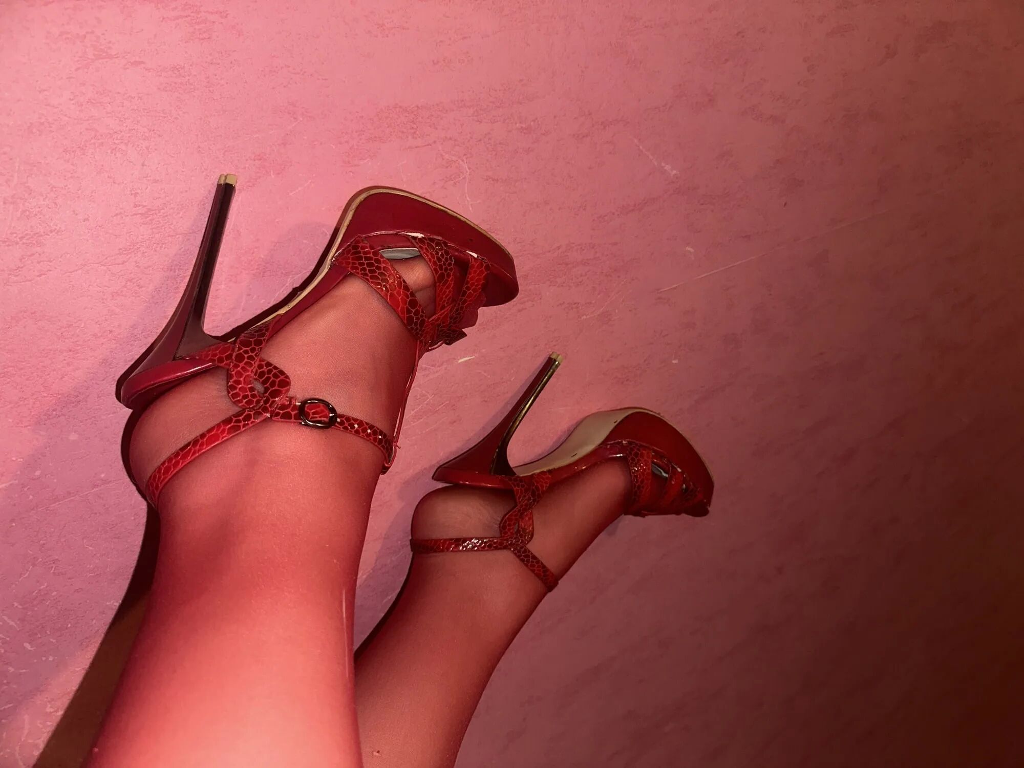 Legs, heels, stockings in red - 8 Pics
