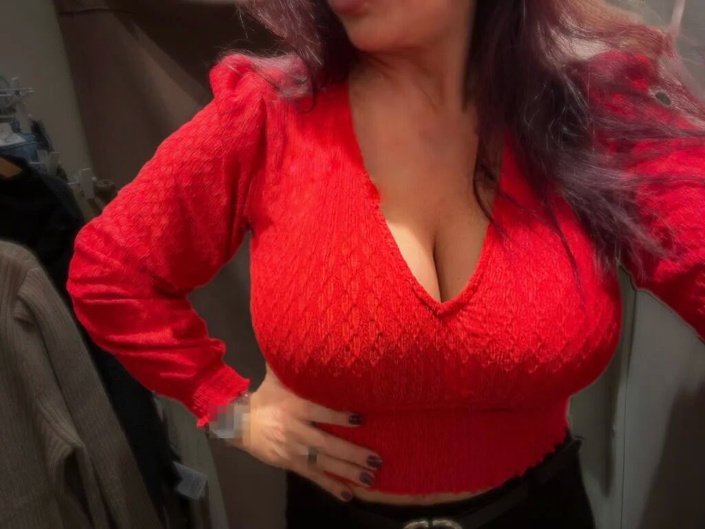 Eva, the curvy MILF with 38E boobs from South Africa - 17 Pics
