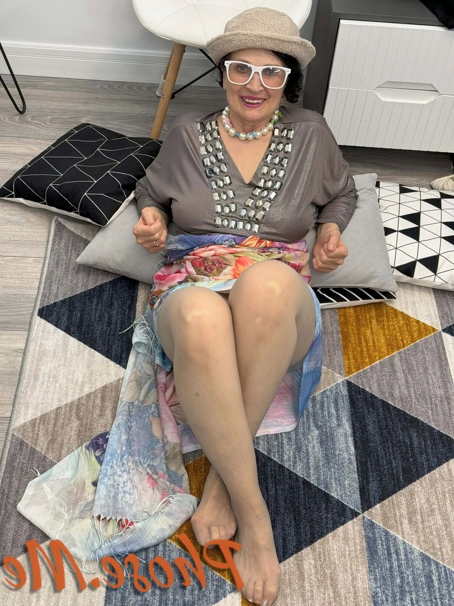 Mature Brunette Teasing In Pantyhose - 29 Pics
