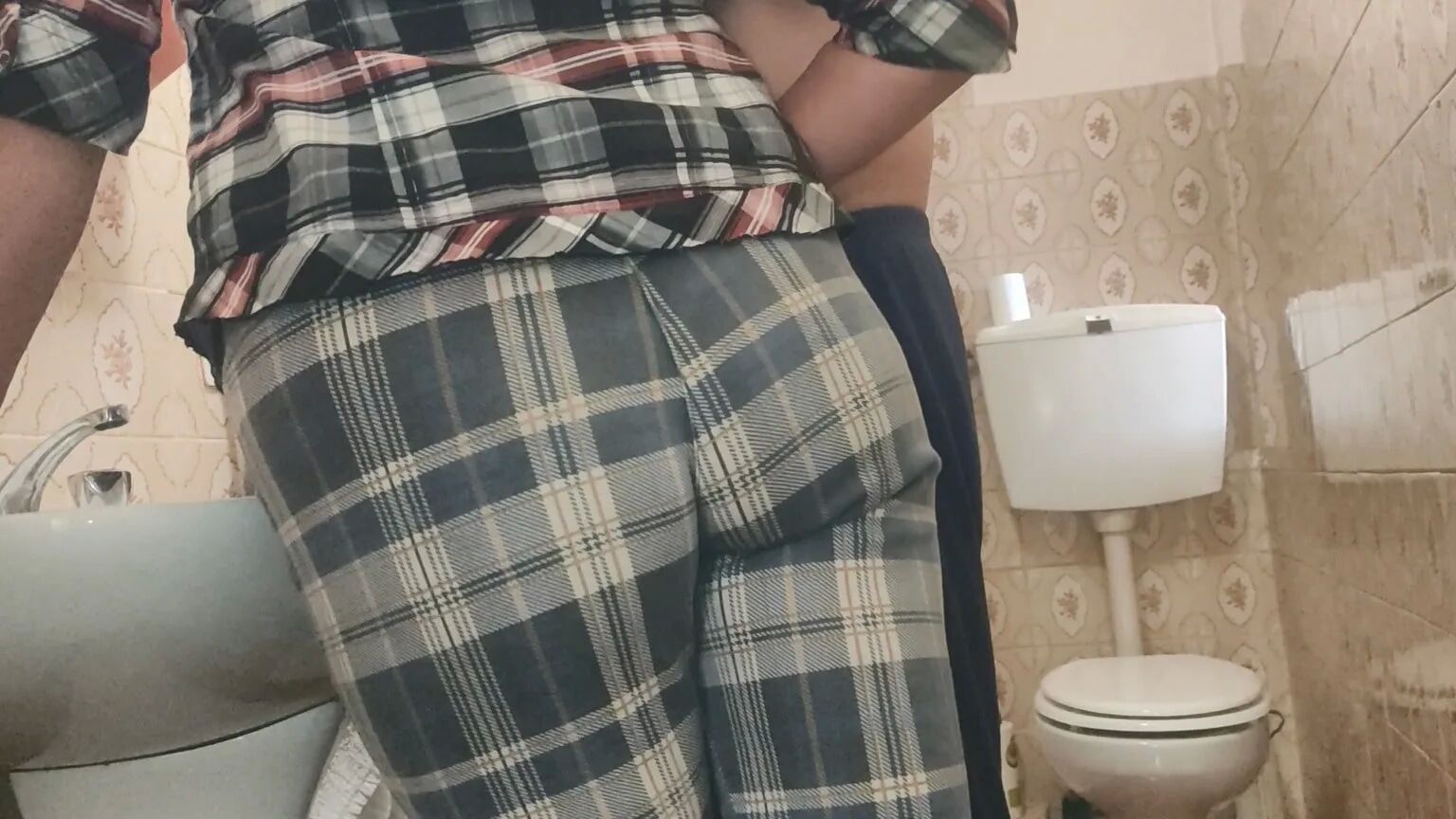 Slut milf cheating in bathroom - 15 Pics