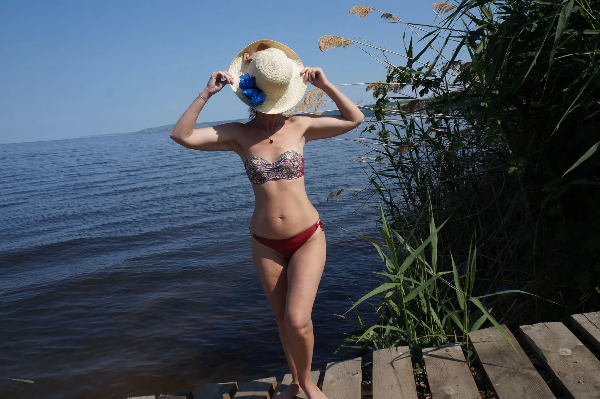 Legs play on a wooden platform - 36 Pics