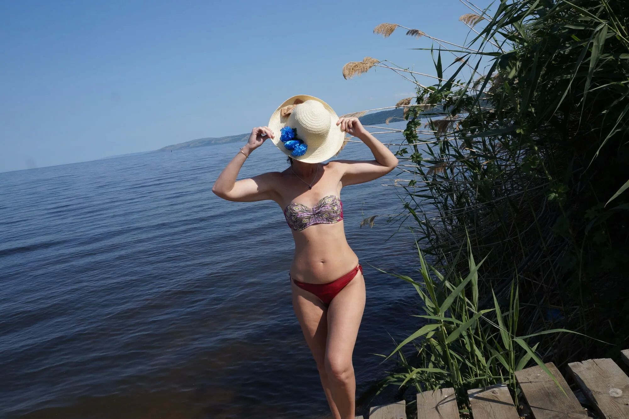 Legs play on a wooden platform - 36 Pics