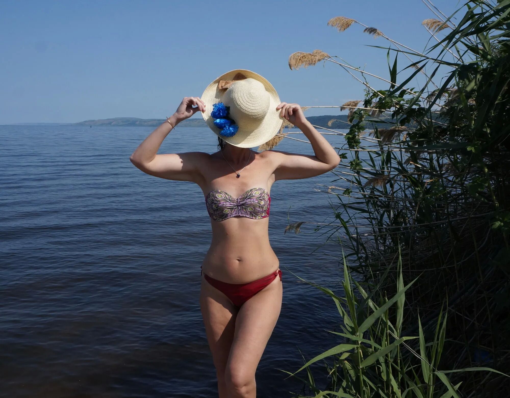 Legs play on a wooden platform - 36 Pics