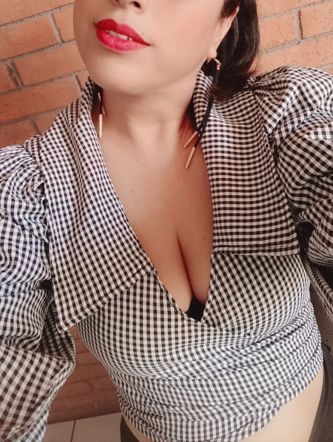 Neckline and surprise - 9 Pics
