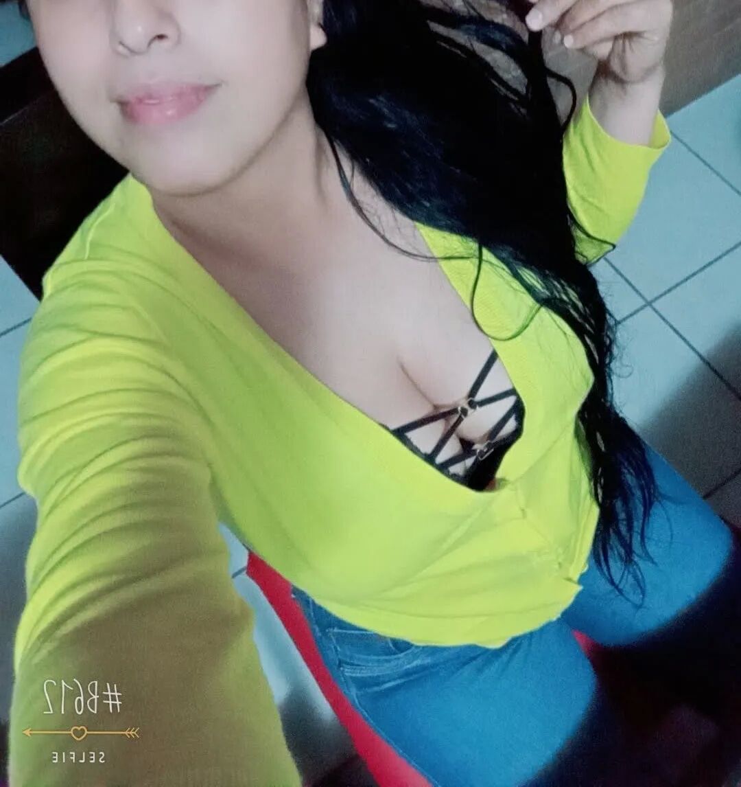 Neckline and surprise - 9 Pics