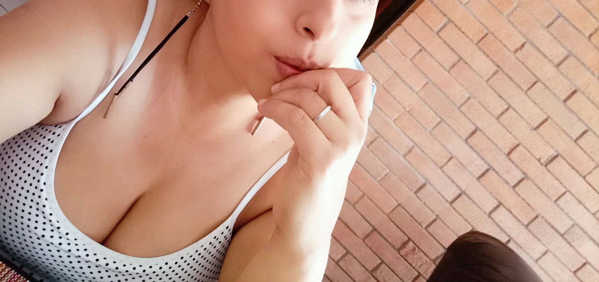Neckline and surprise - 9 Pics
