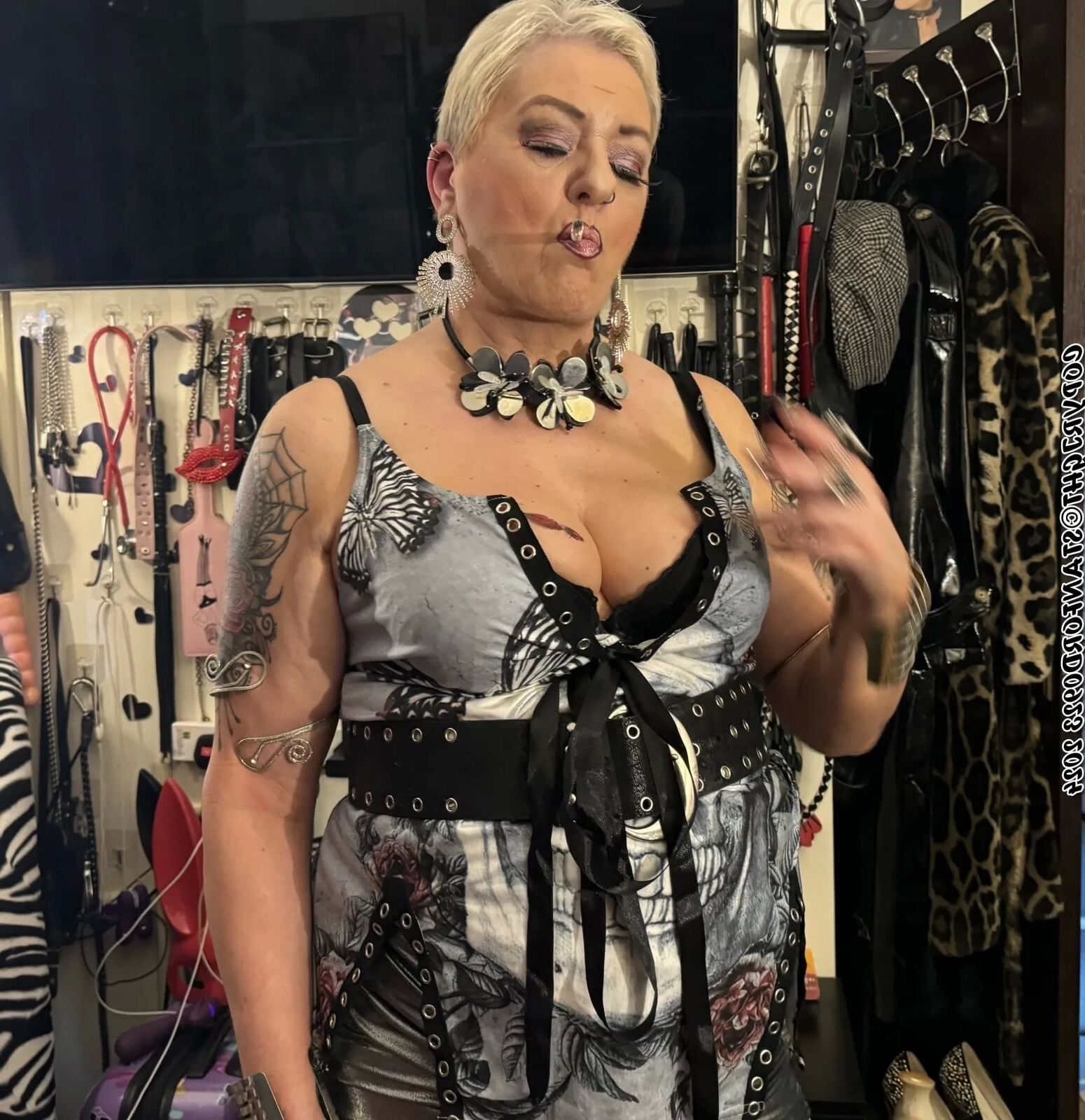 SHIRLEY SMOKING REBEL - 196 Pics