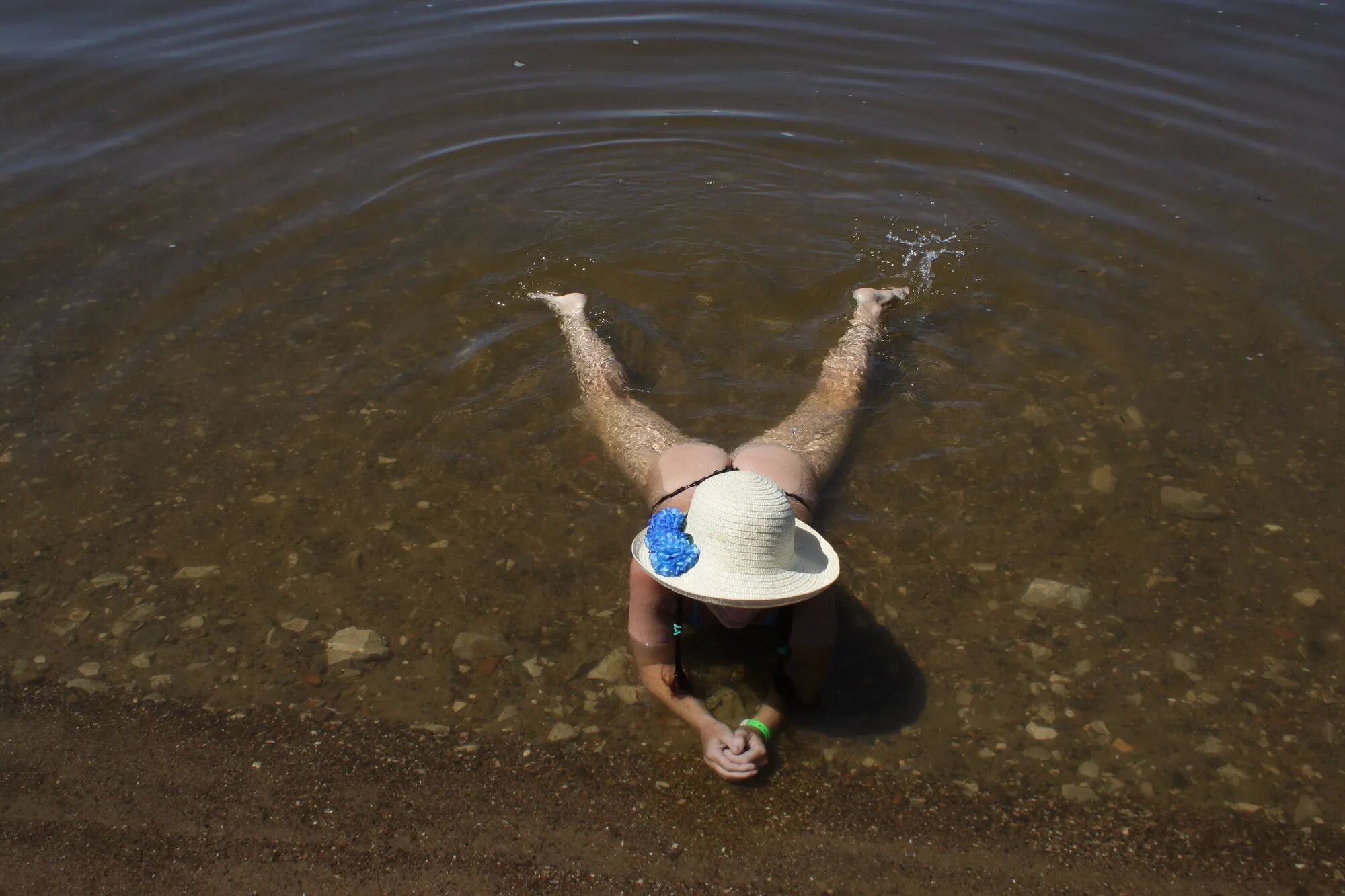 Ass, Legs and Water - 22 Pics