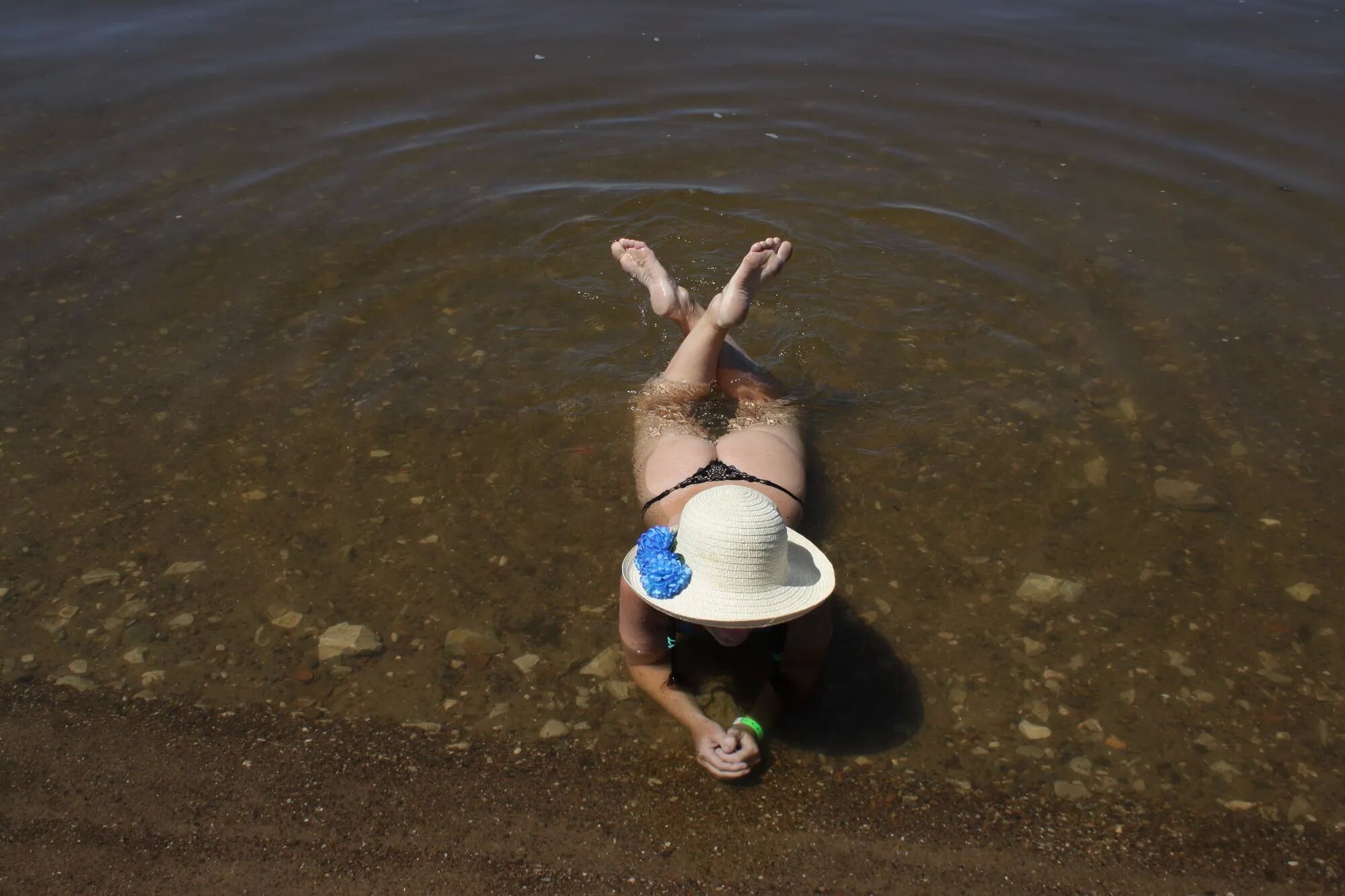 Ass, Legs and Water - 22 Pics