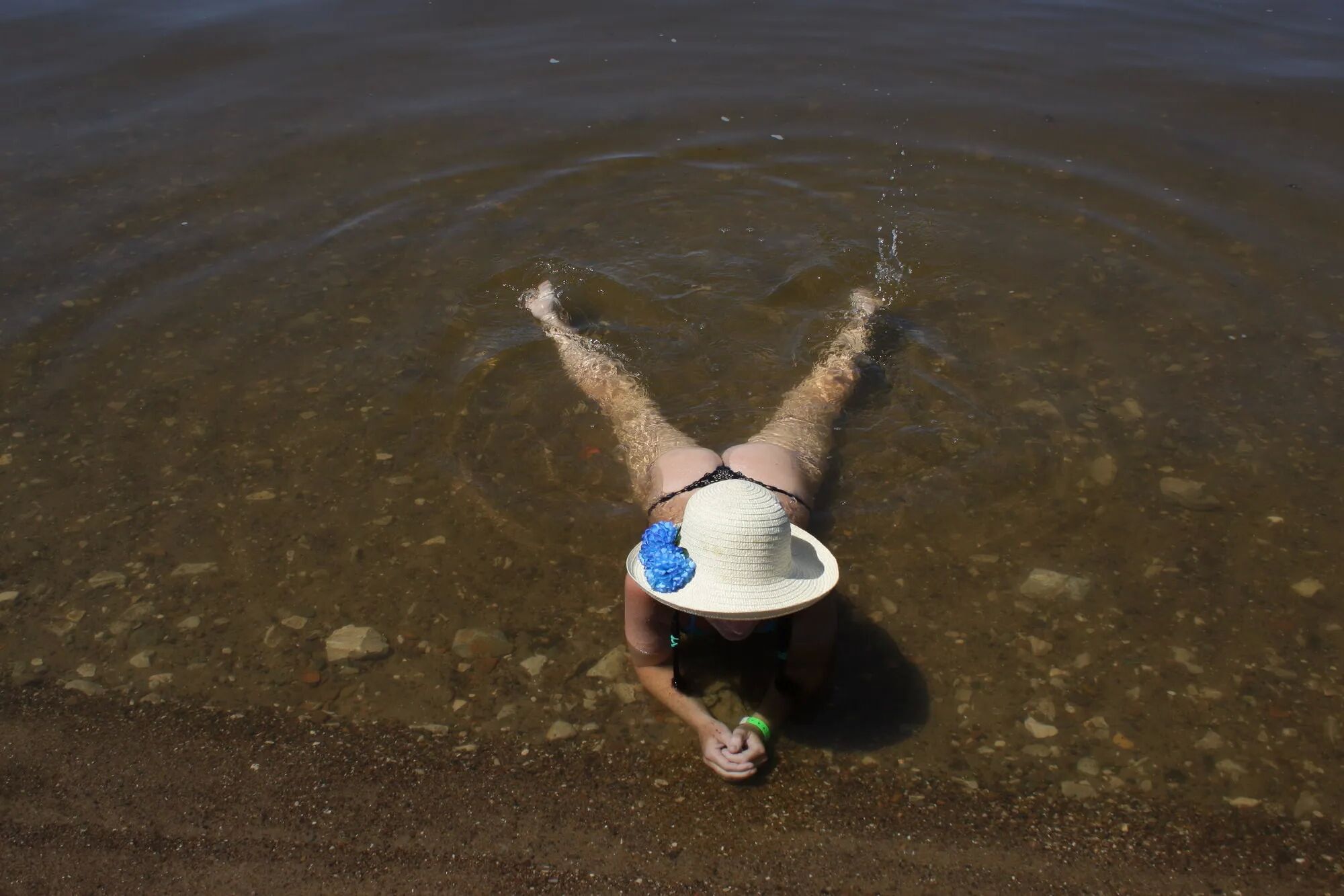 Ass, Legs and Water - 22 Pics