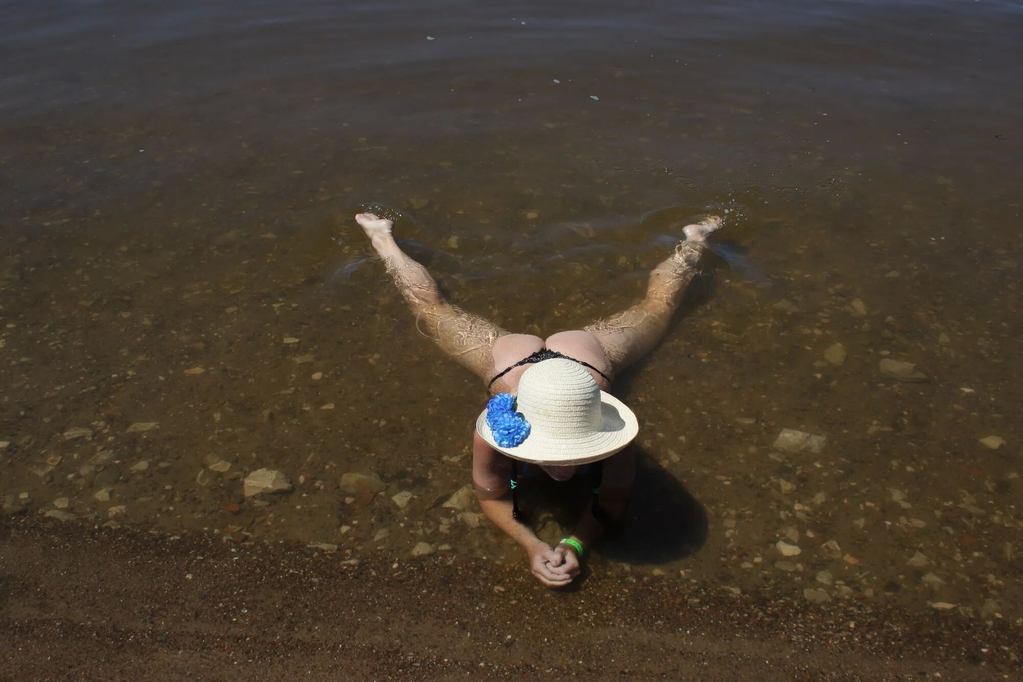 Ass, Legs and Water - 22 Pics