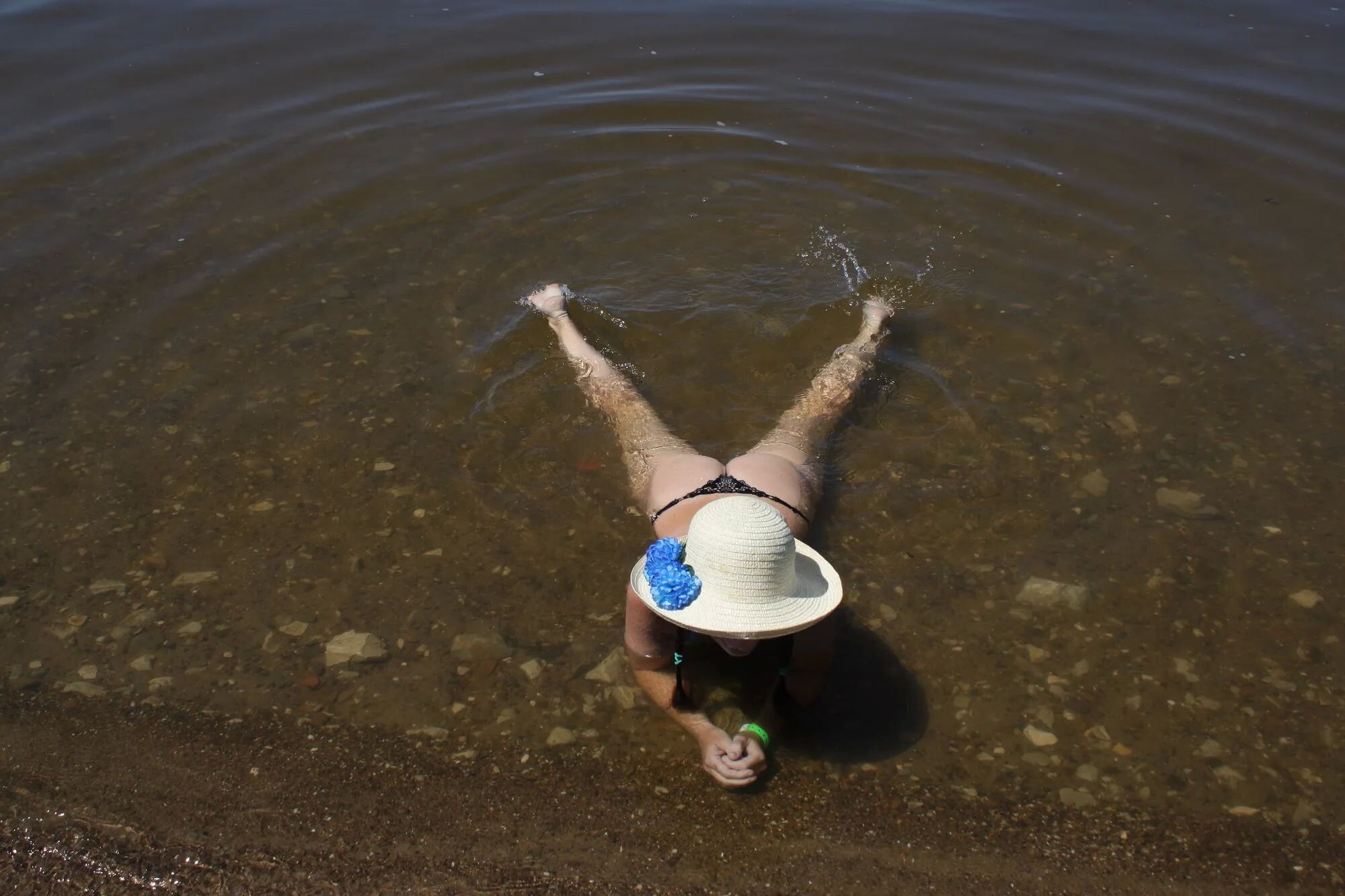 Ass, Legs and Water - 22 Pics
