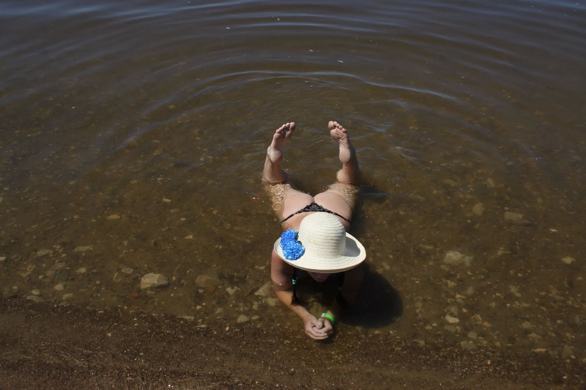 Ass, Legs and Water - 22 Pics