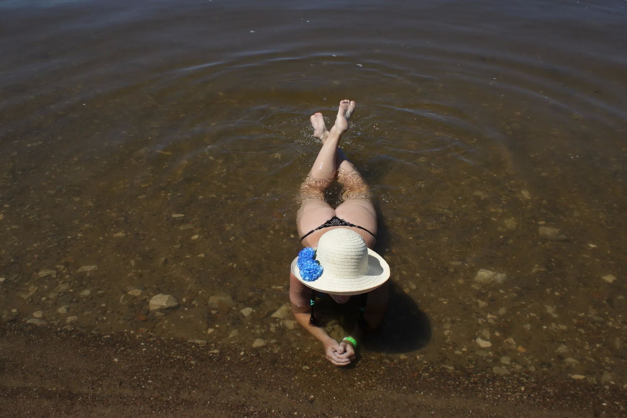 Ass, Legs and Water - 22 Pics