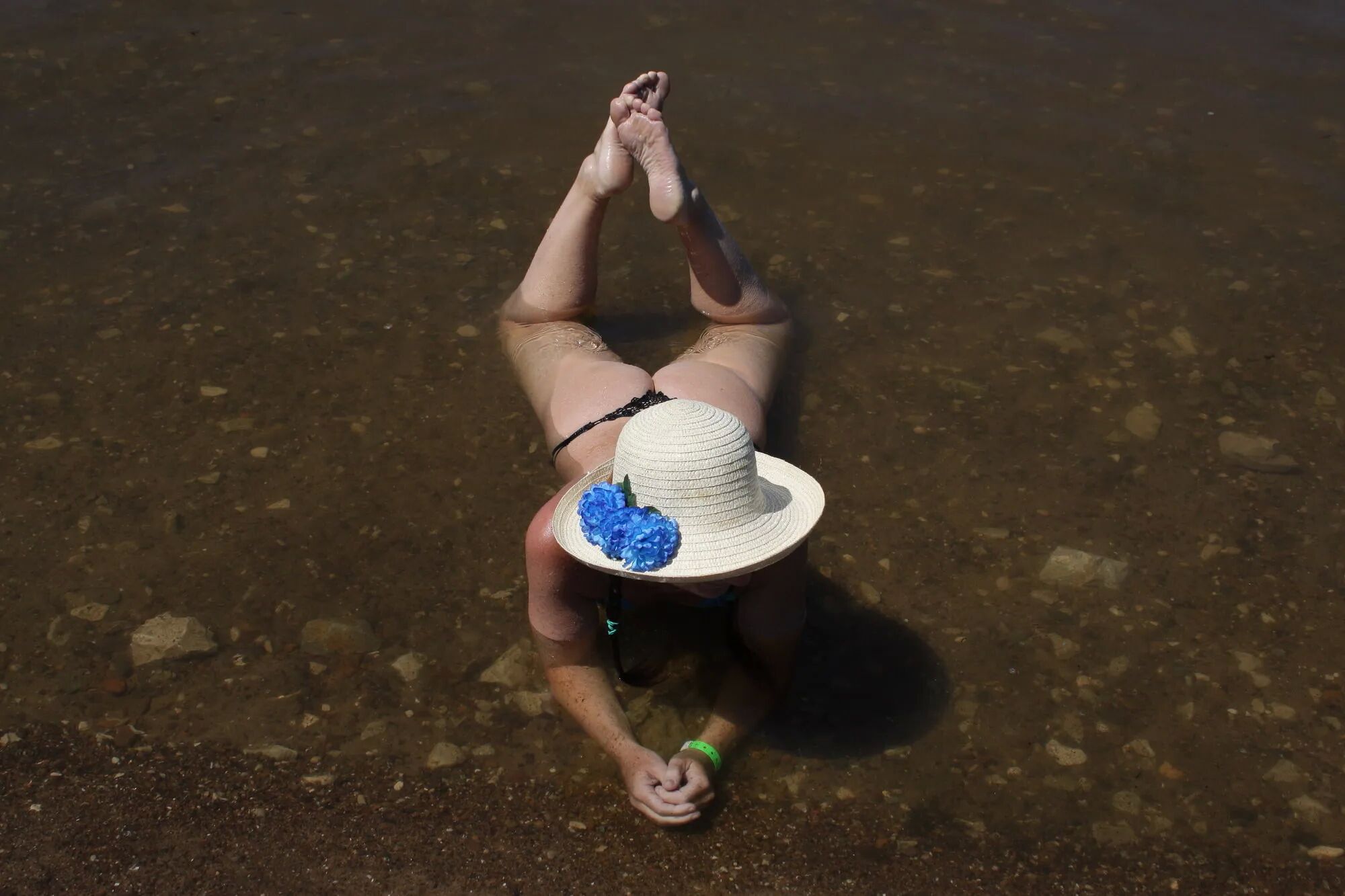 Ass, Legs and Water - 22 Pics