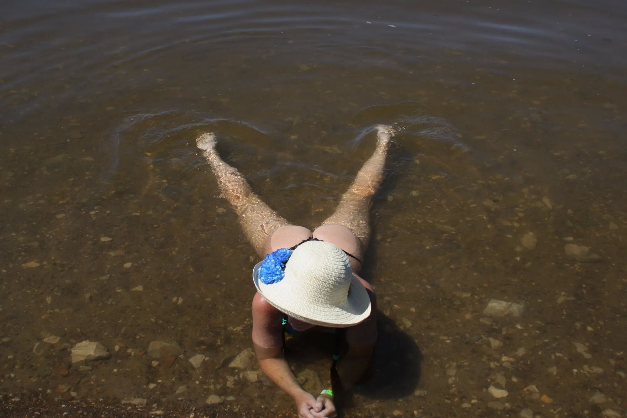 Ass, Legs and Water - 22 Pics