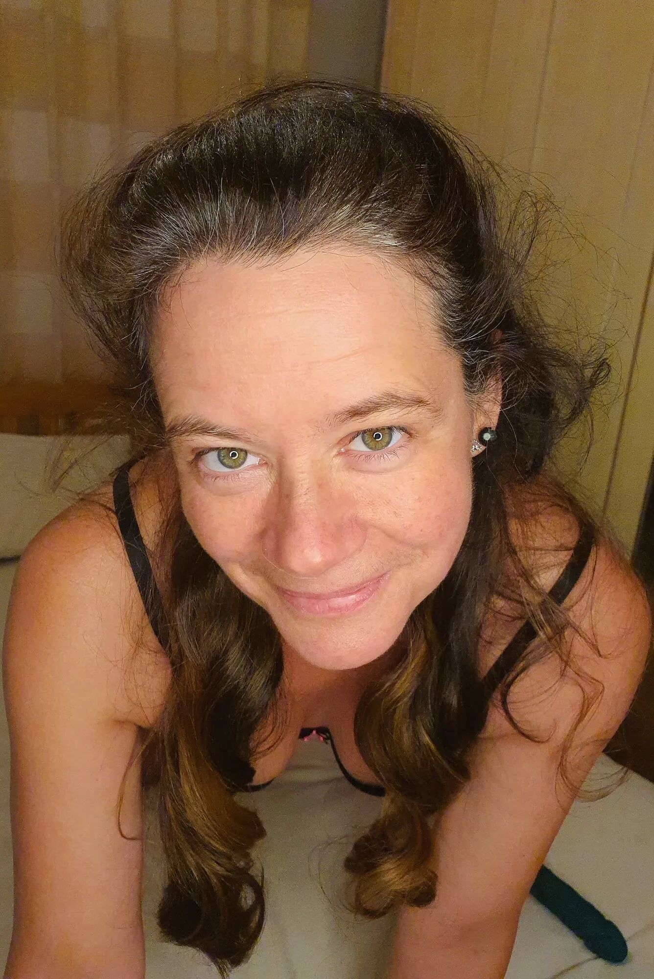 Lady in black underwear and a green vibrator - 13 Pics