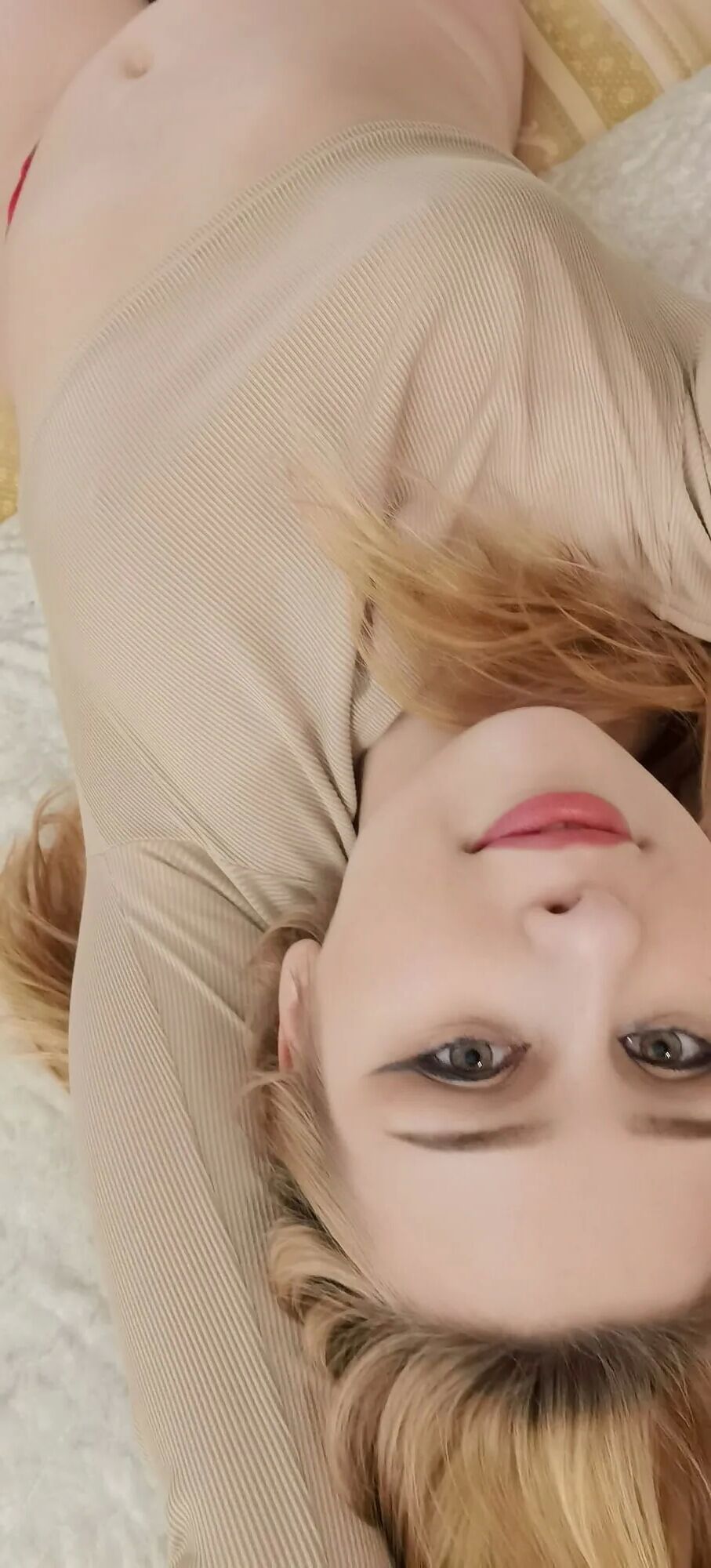 Selfies - 16 Pics