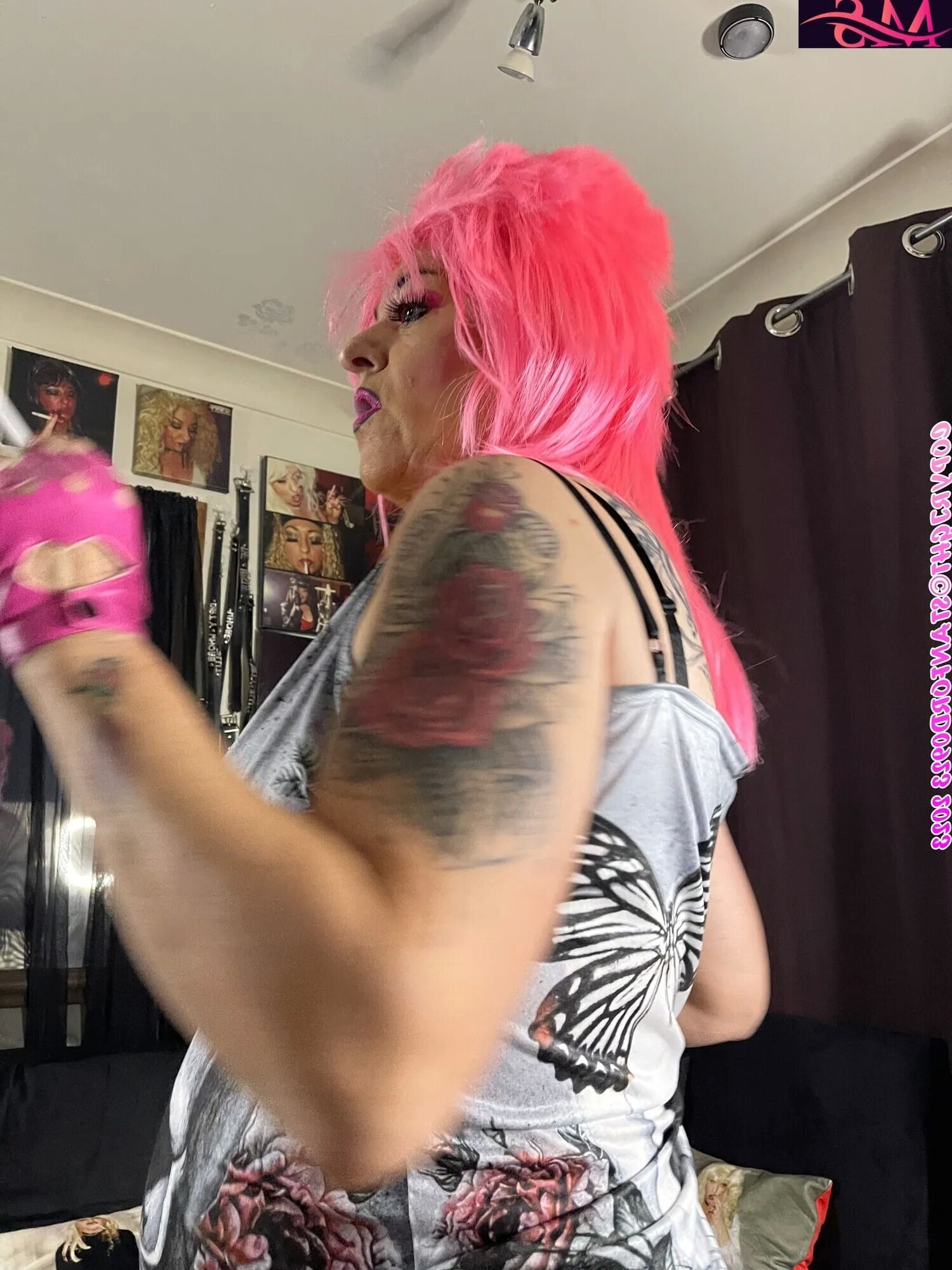 SHIRLEY SMOKING BITCH - 45 Pics