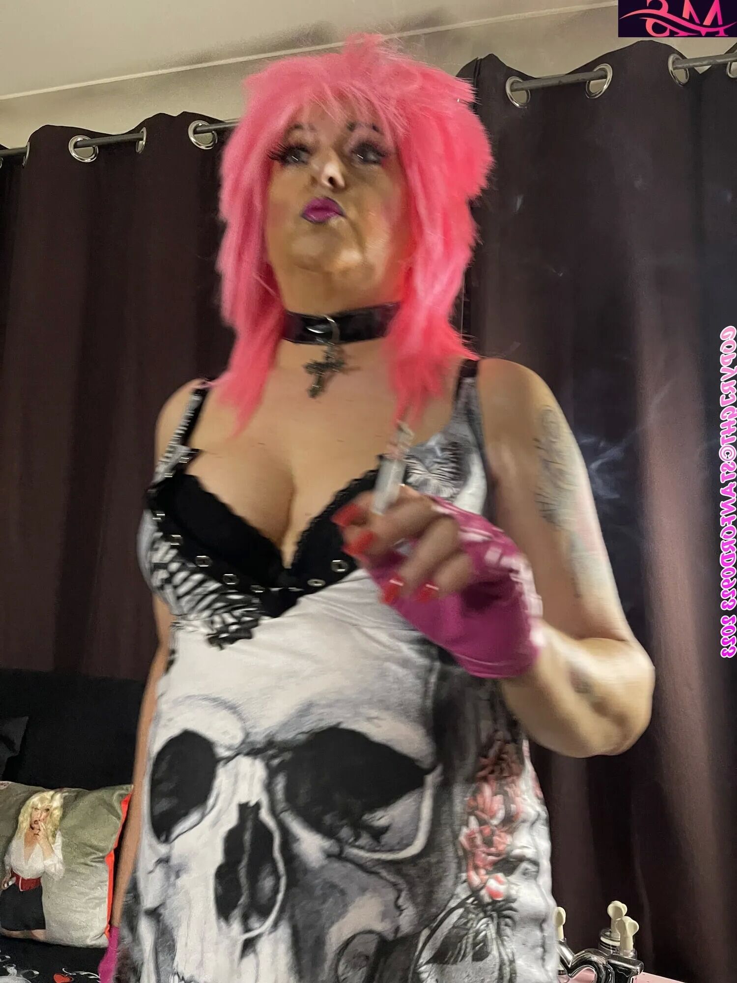 SHIRLEY SMOKING BITCH - 45 Pics