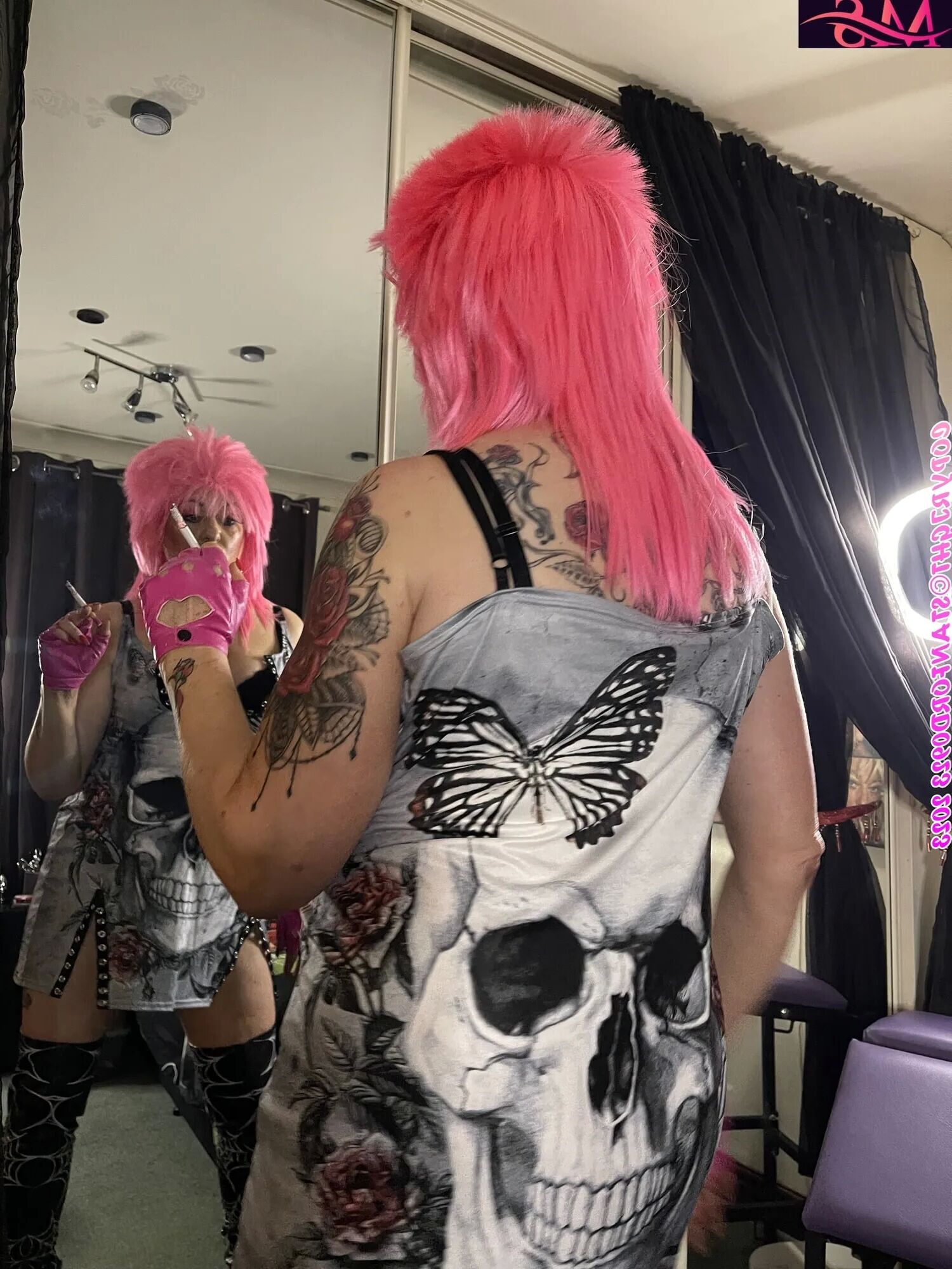 SHIRLEY SMOKING BITCH - 45 Pics