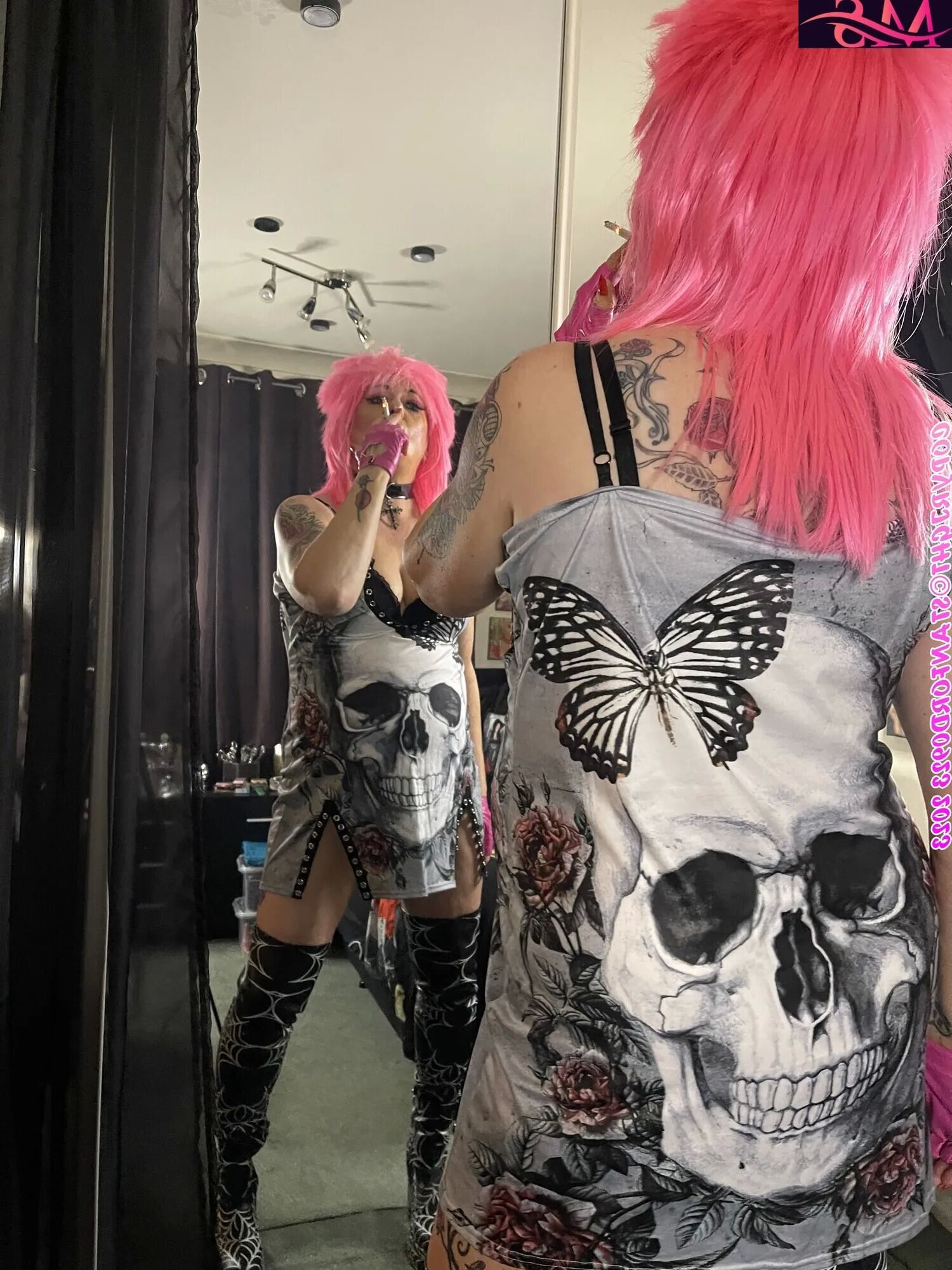 SHIRLEY SMOKING BITCH - 45 Pics