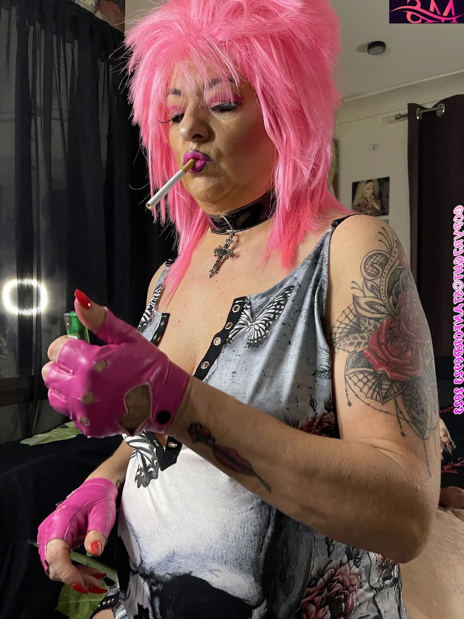 SHIRLEY SMOKING BITCH - 45 Pics