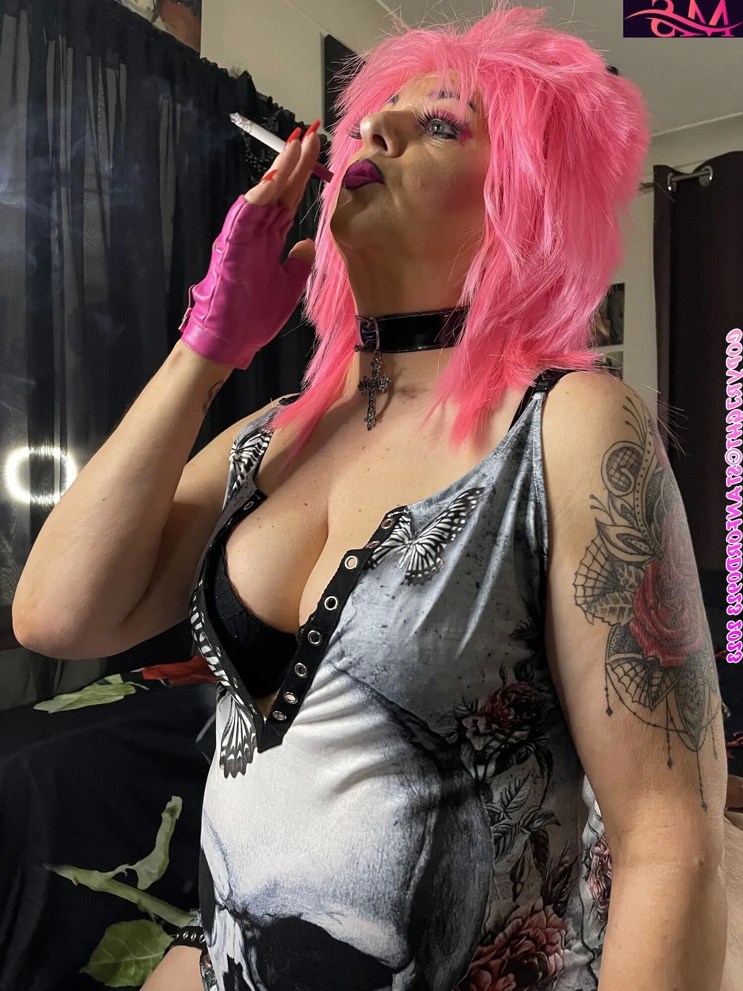 SHIRLEY SMOKING BITCH - 45 Pics
