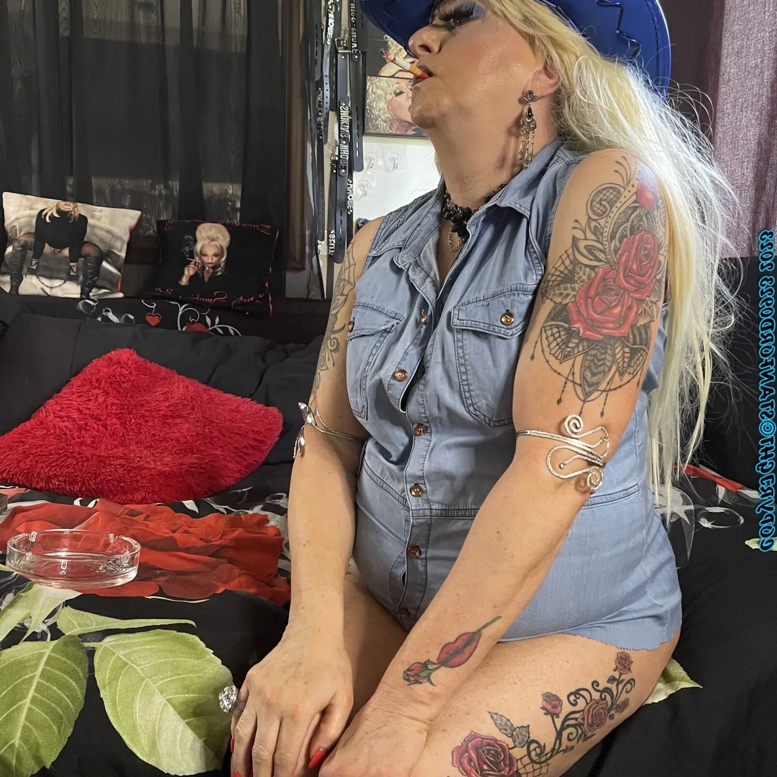 MY TIME SMOKING PLAYING - 32 Pics