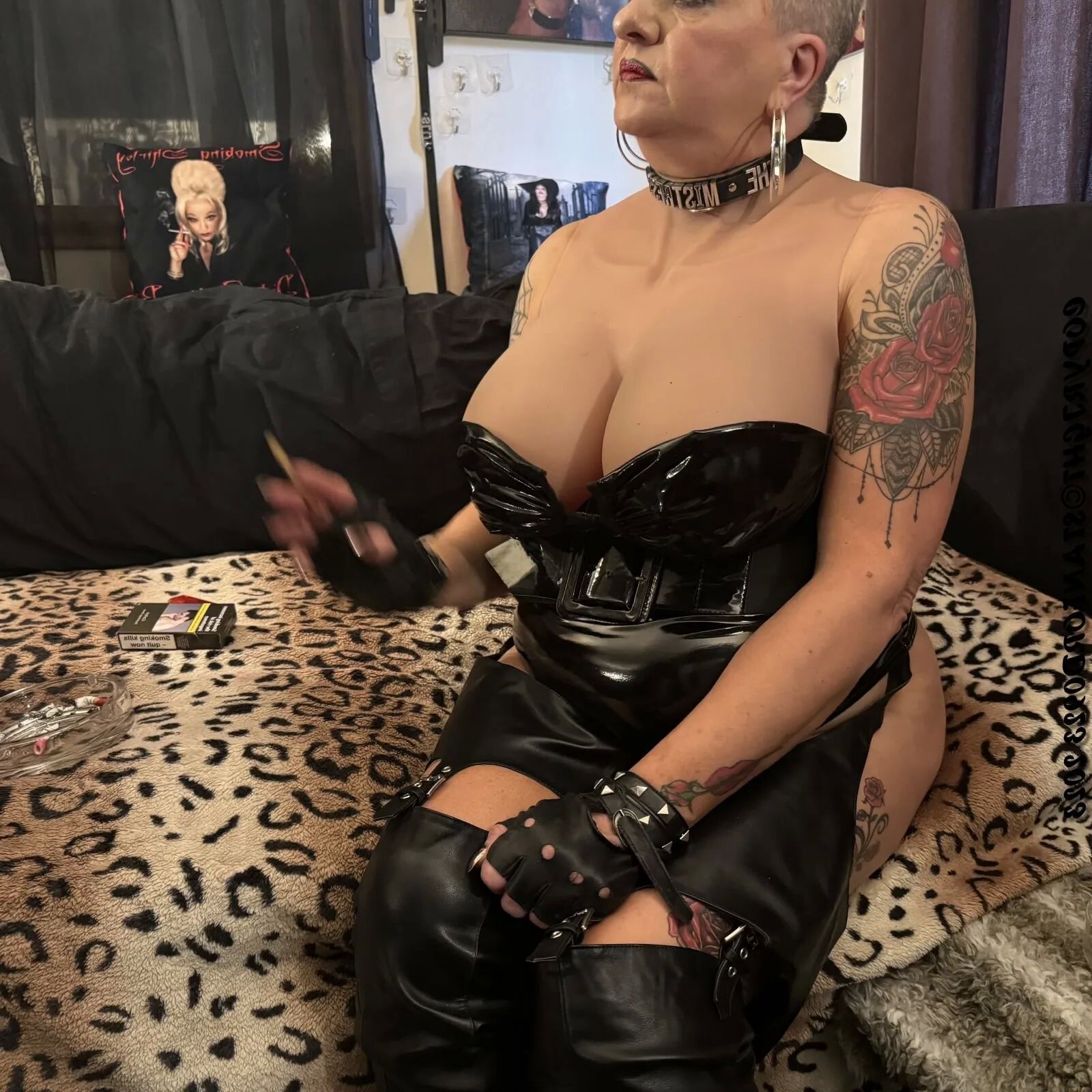 MISTRESS WAITING SLAVE - 31 Pics