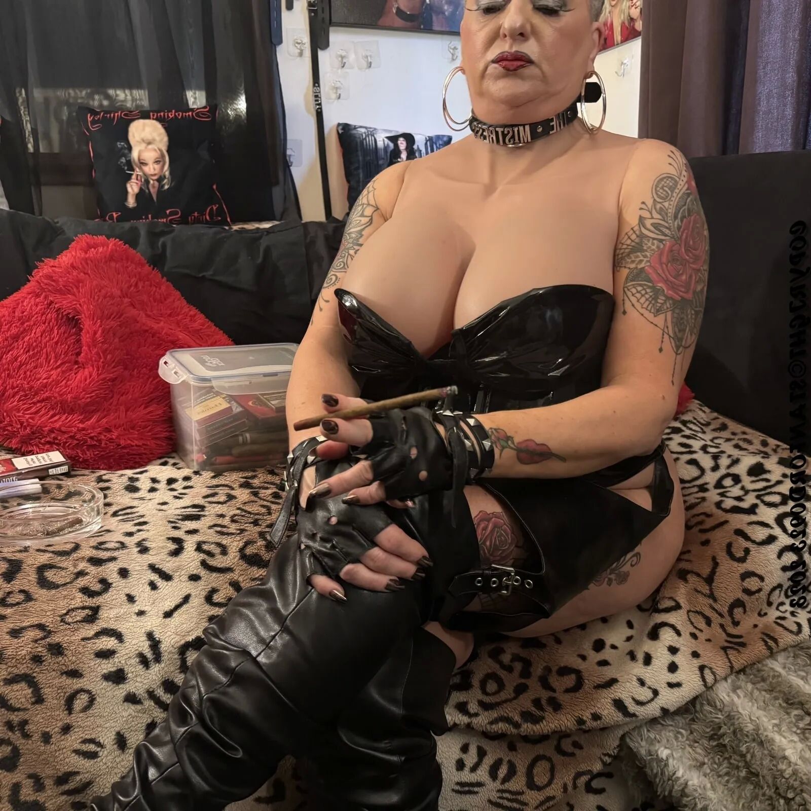 MISTRESS WAITING SLAVE - 31 Pics