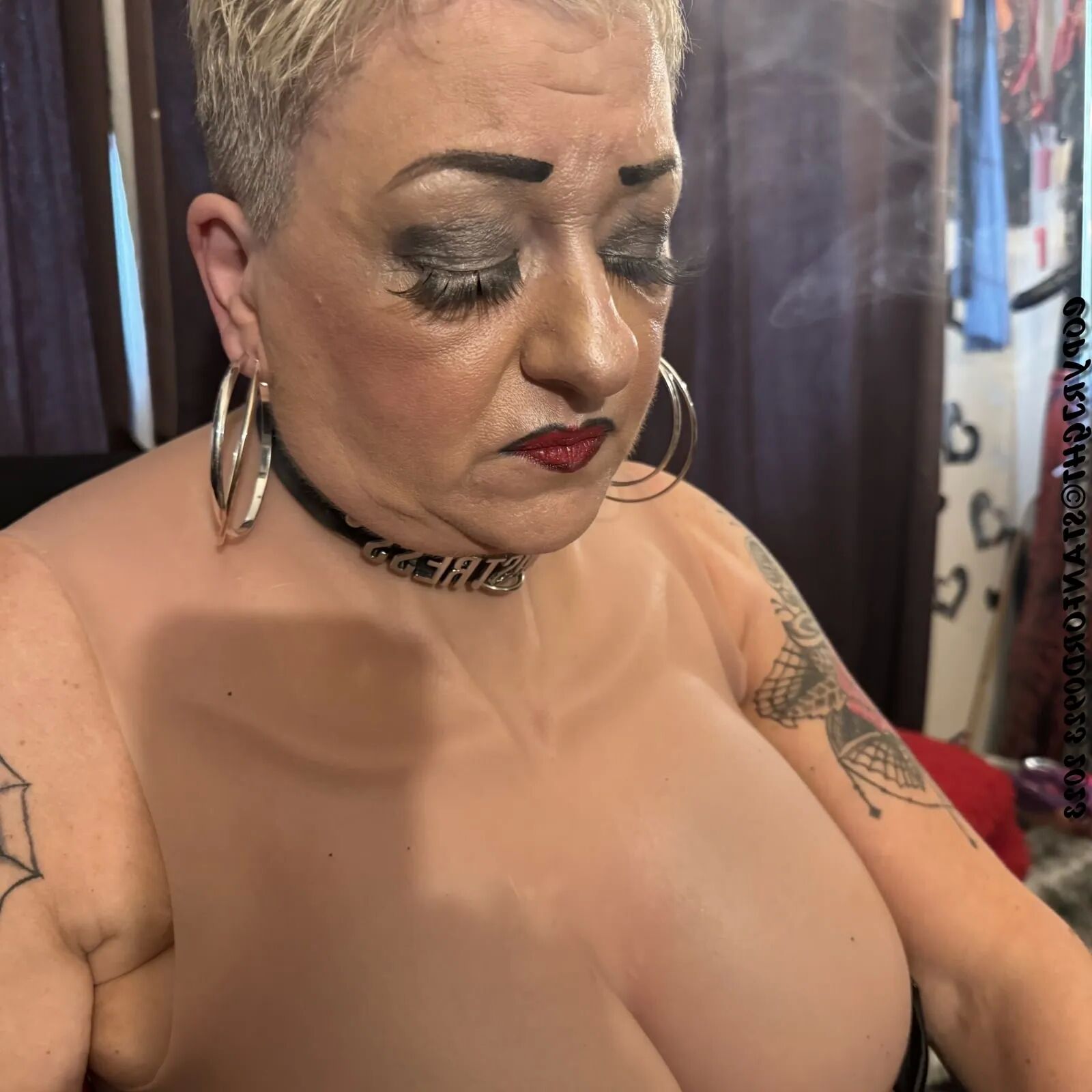 MISTRESS WAITING SLAVE - 31 Pics