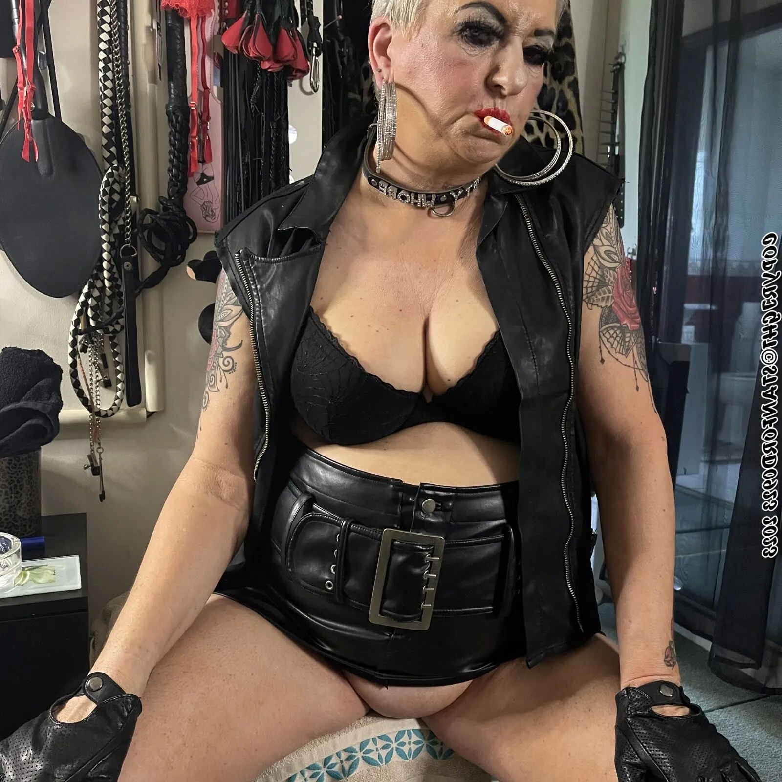 BIKER WHORE SHIRLEY - 200 Pics