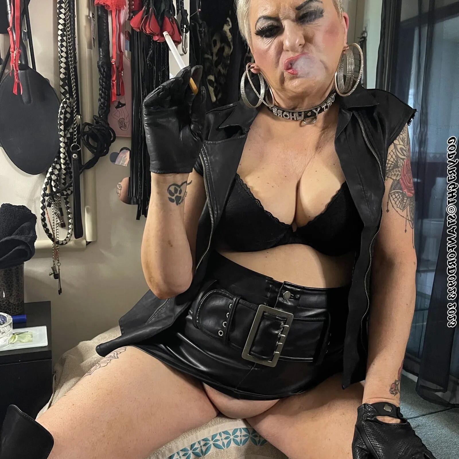 BIKER WHORE SHIRLEY - 200 Pics
