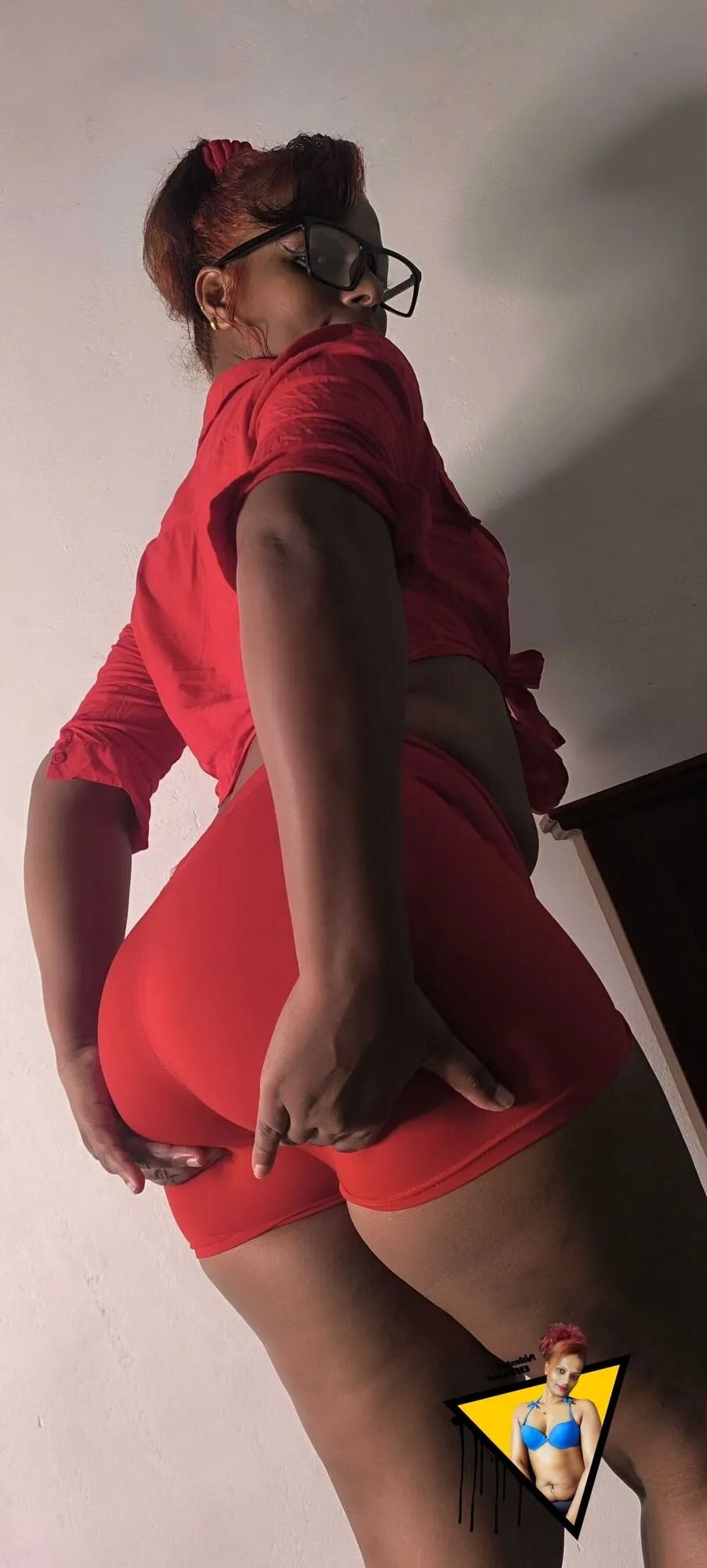 Red big booty - 7 Pics