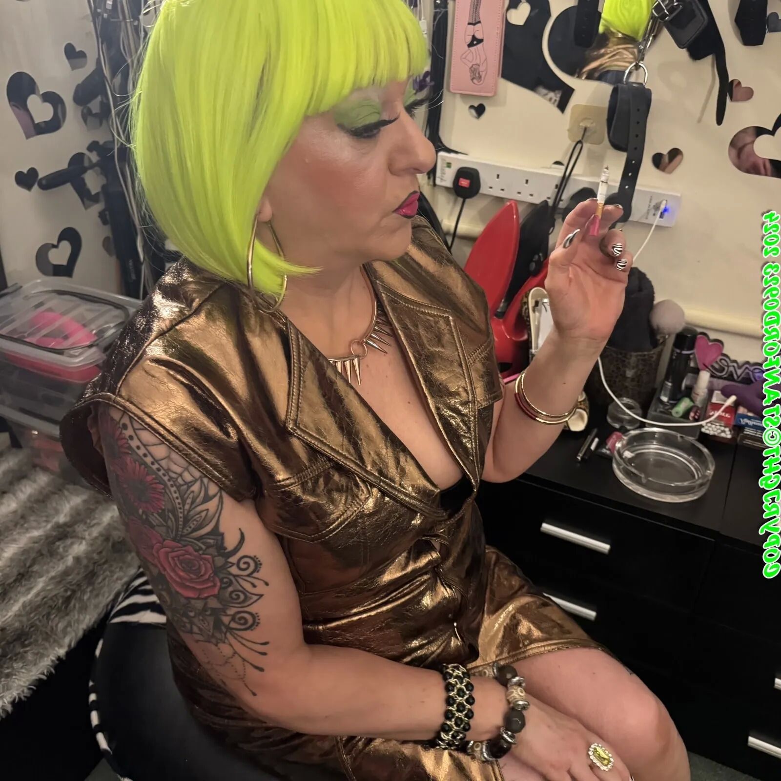 SHIRLEY SLAG AT HOME - 100 Pics