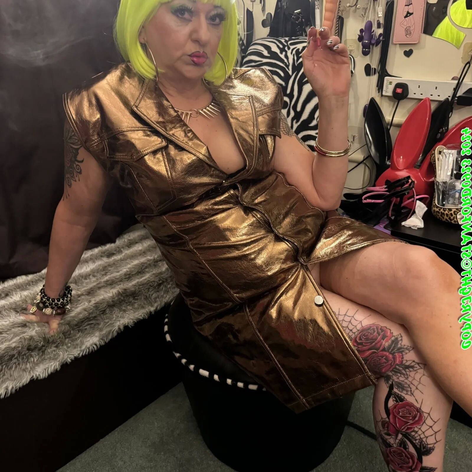 SHIRLEY SLAG AT HOME - 100 Pics