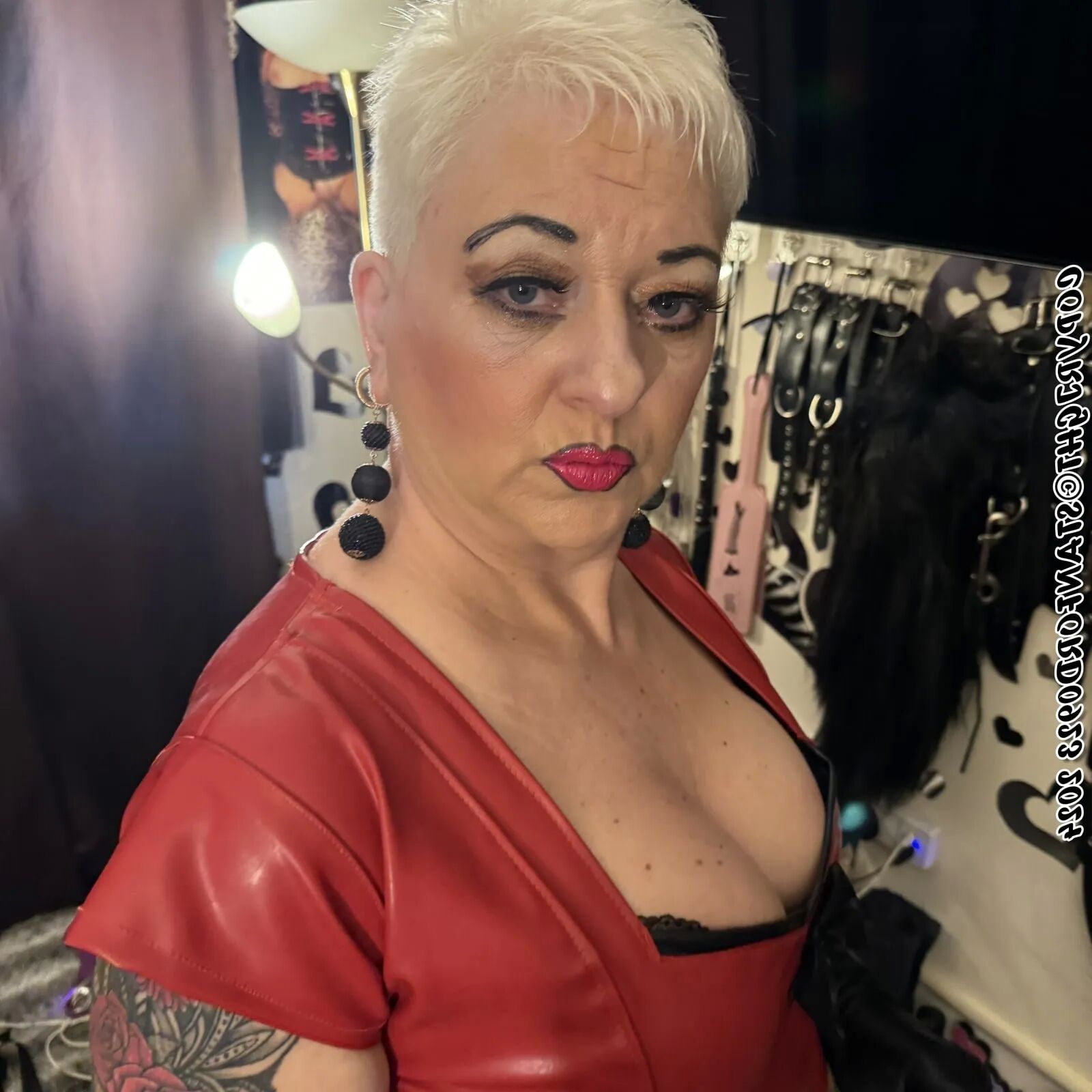 RUBBER WHORE SHIRLEY - 150 Pics