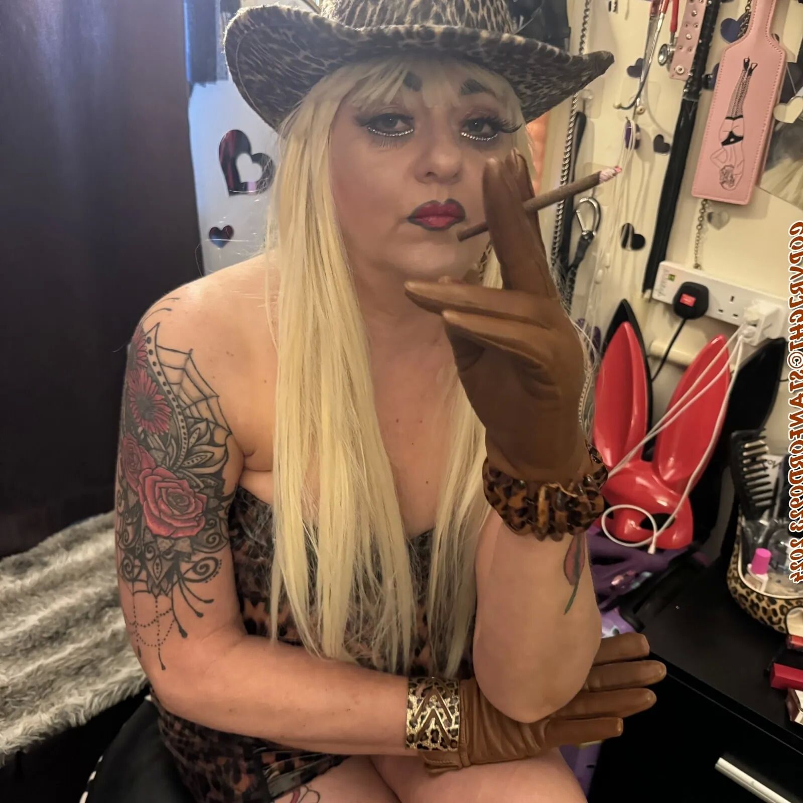 LET OTHER MEN FUCK HER - 97 Pics
