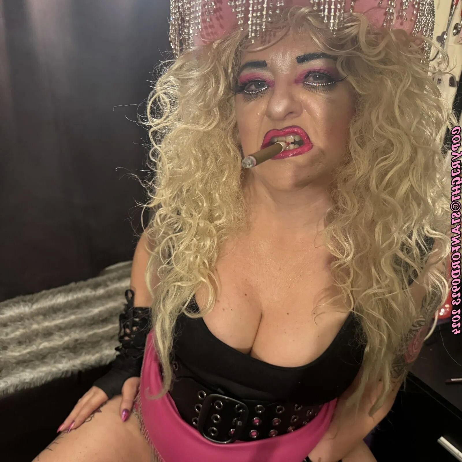 GODDESS SMOKING SHIRLEY - 200 Pics