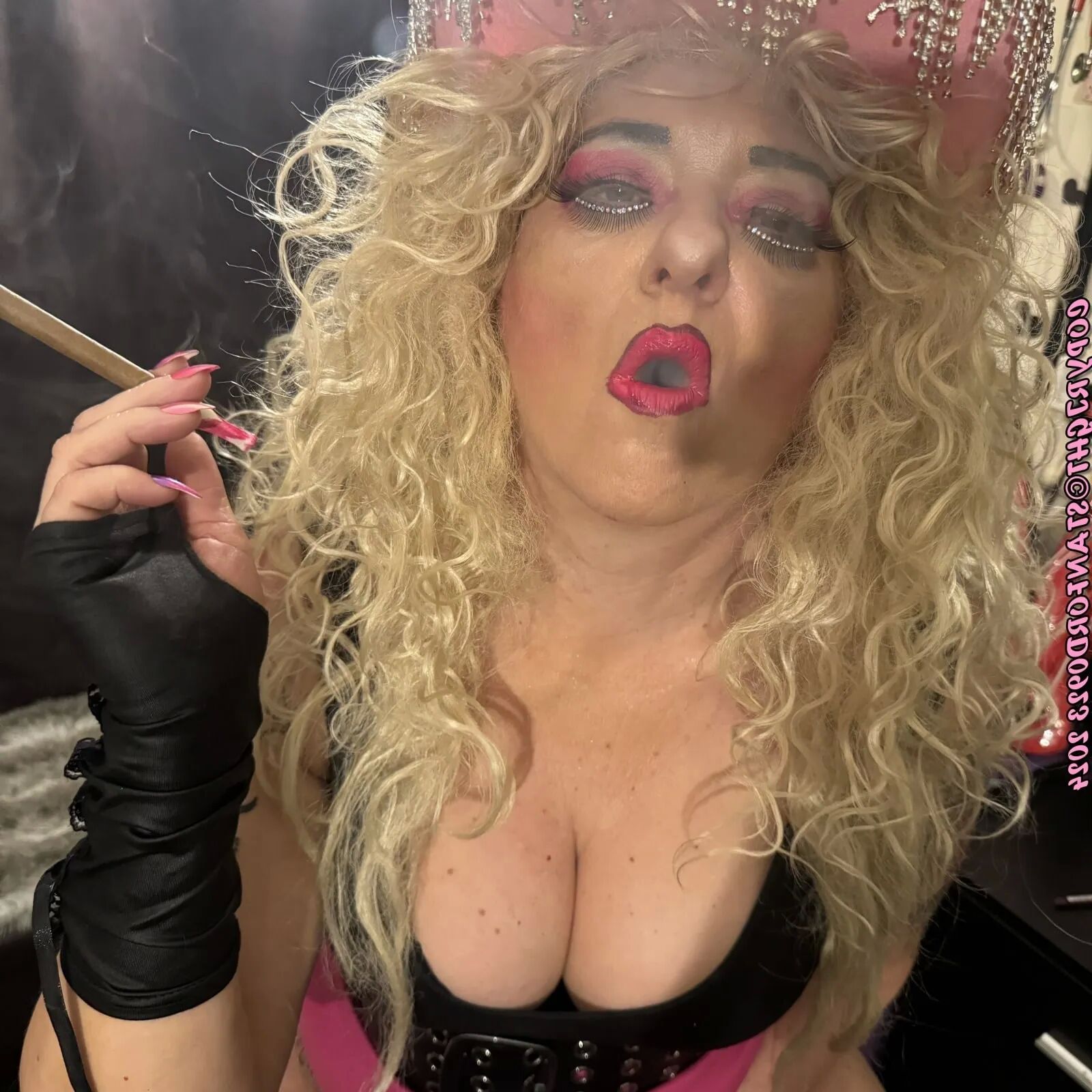 GODDESS SMOKING SHIRLEY - 200 Pics
