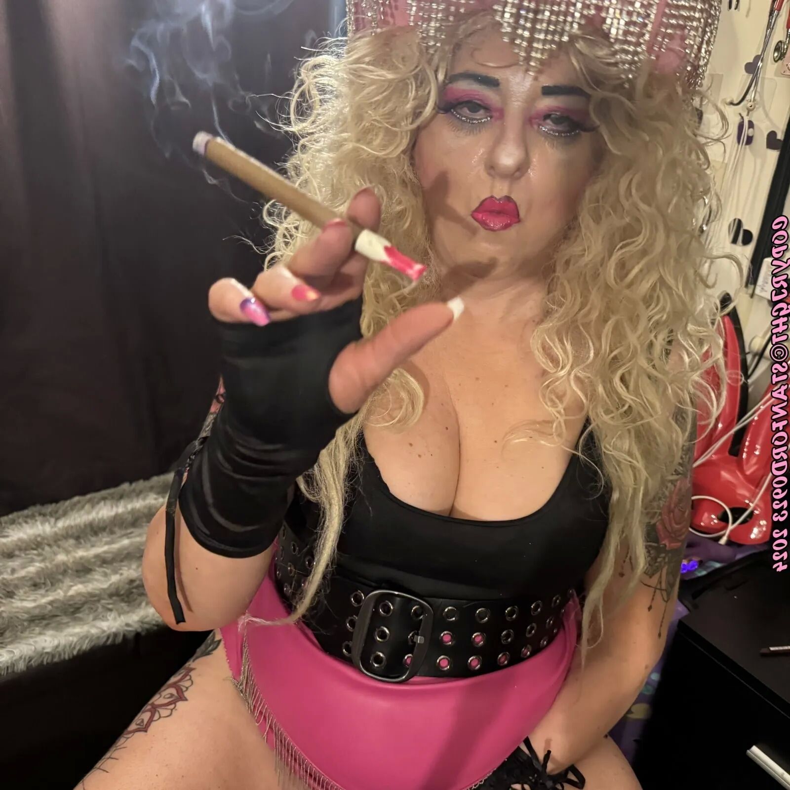SMOKING GODDESS SHIRLEY - 200 Pics