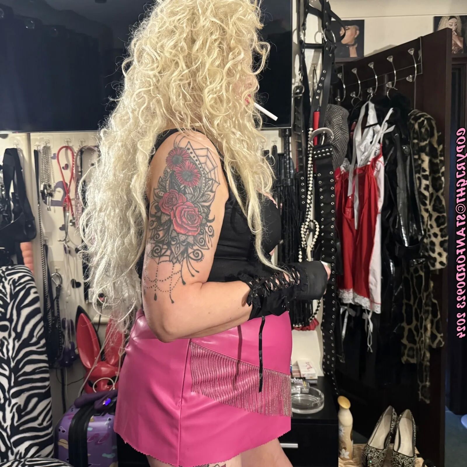 SMOKING GODDESS SHIRLEY - 200 Pics