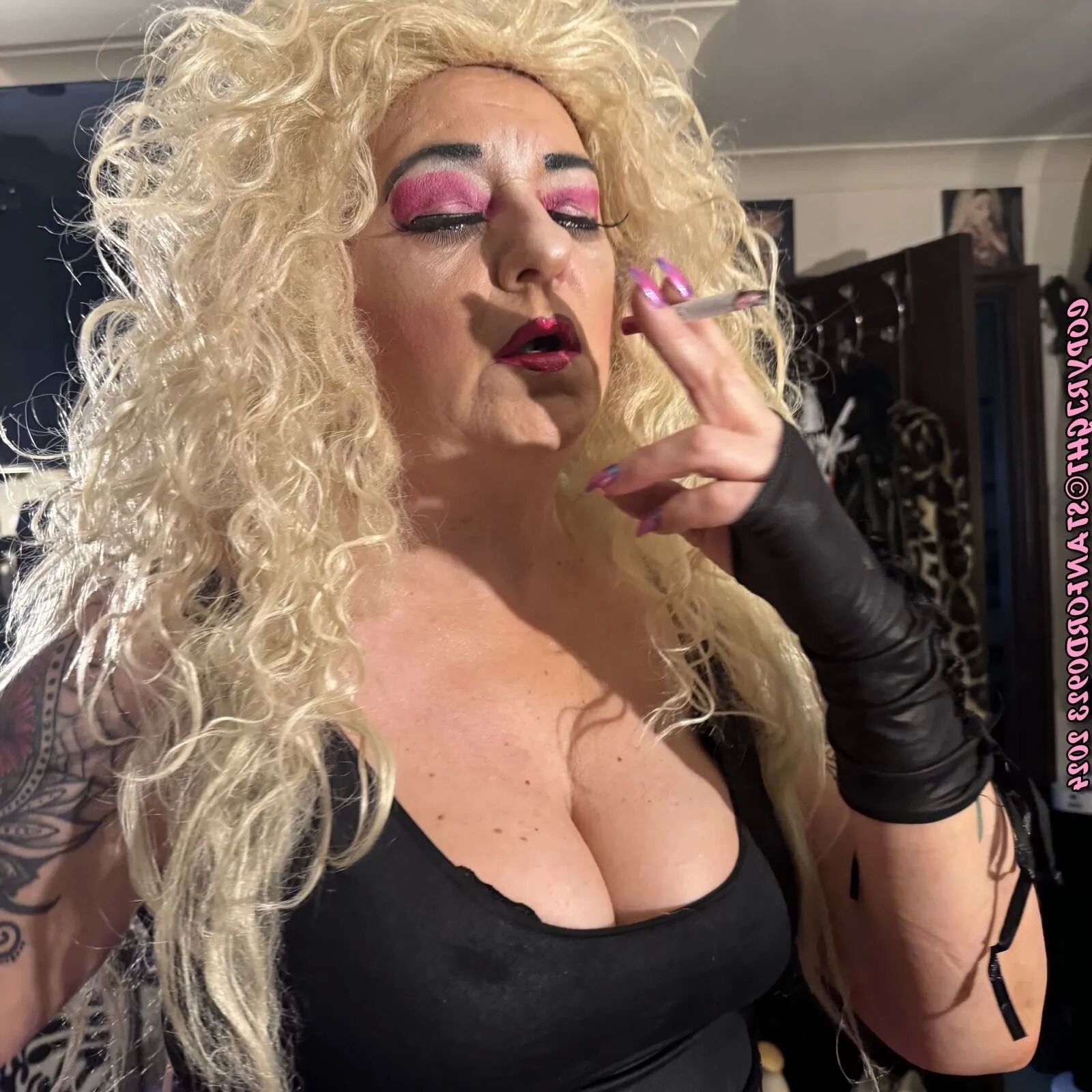 SMOKING GODDESS SHIRLEY - 200 Pics