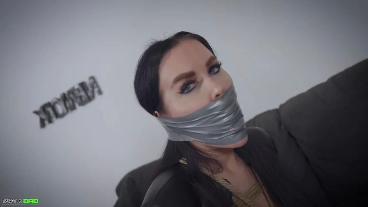 Jada - Catburglar in Bondage - 21 Pics