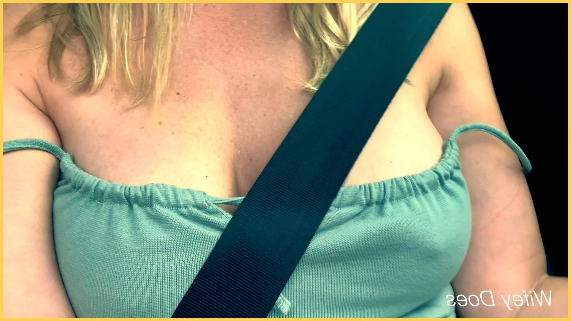 Wifey gets her tits bounced in the car - 11 Pics