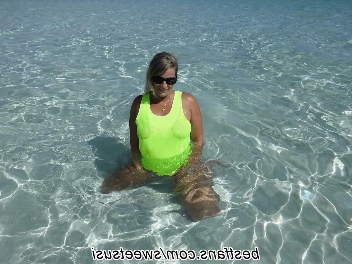 Happy to show off on vacation - 10 Pics