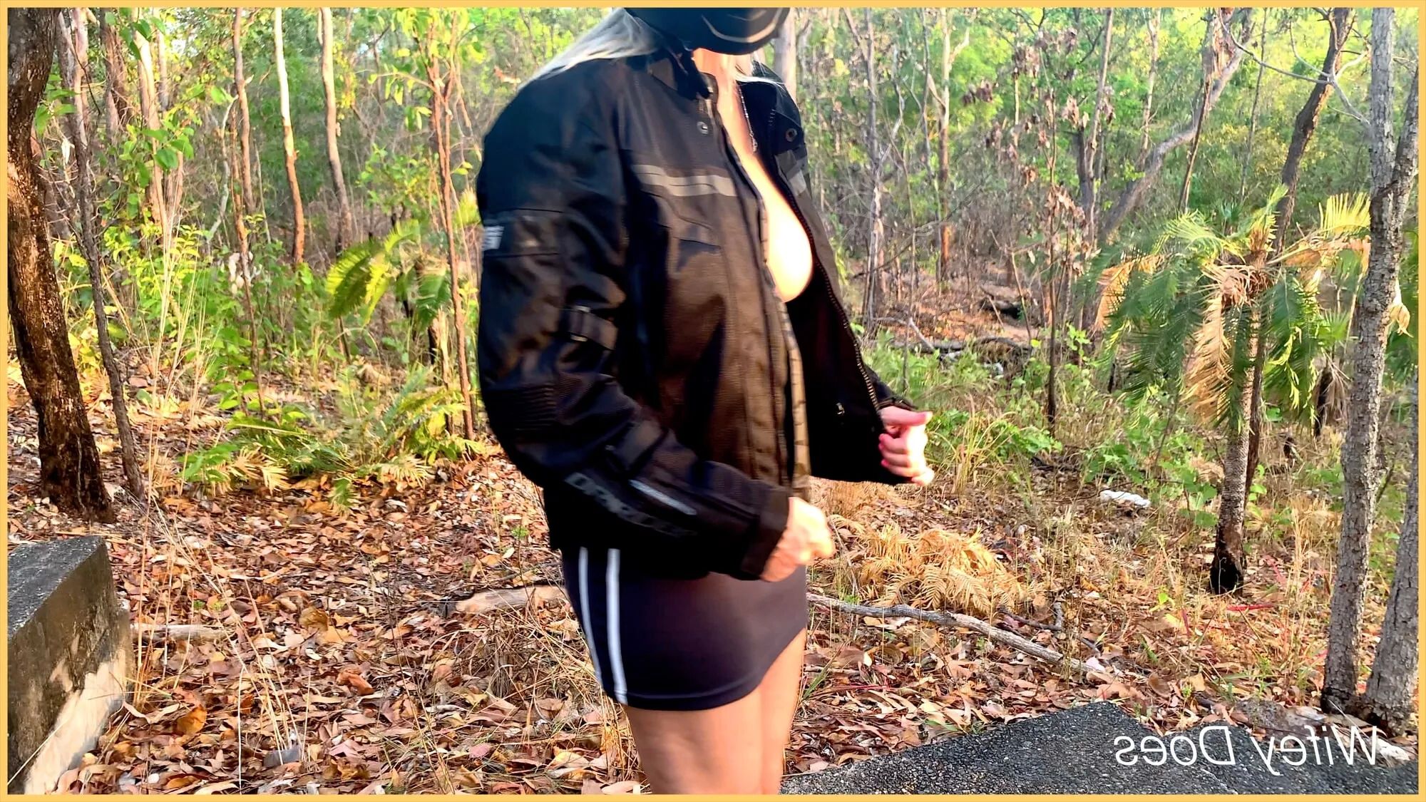 Short skirt outside no panties pussy shooting - 23 Pics