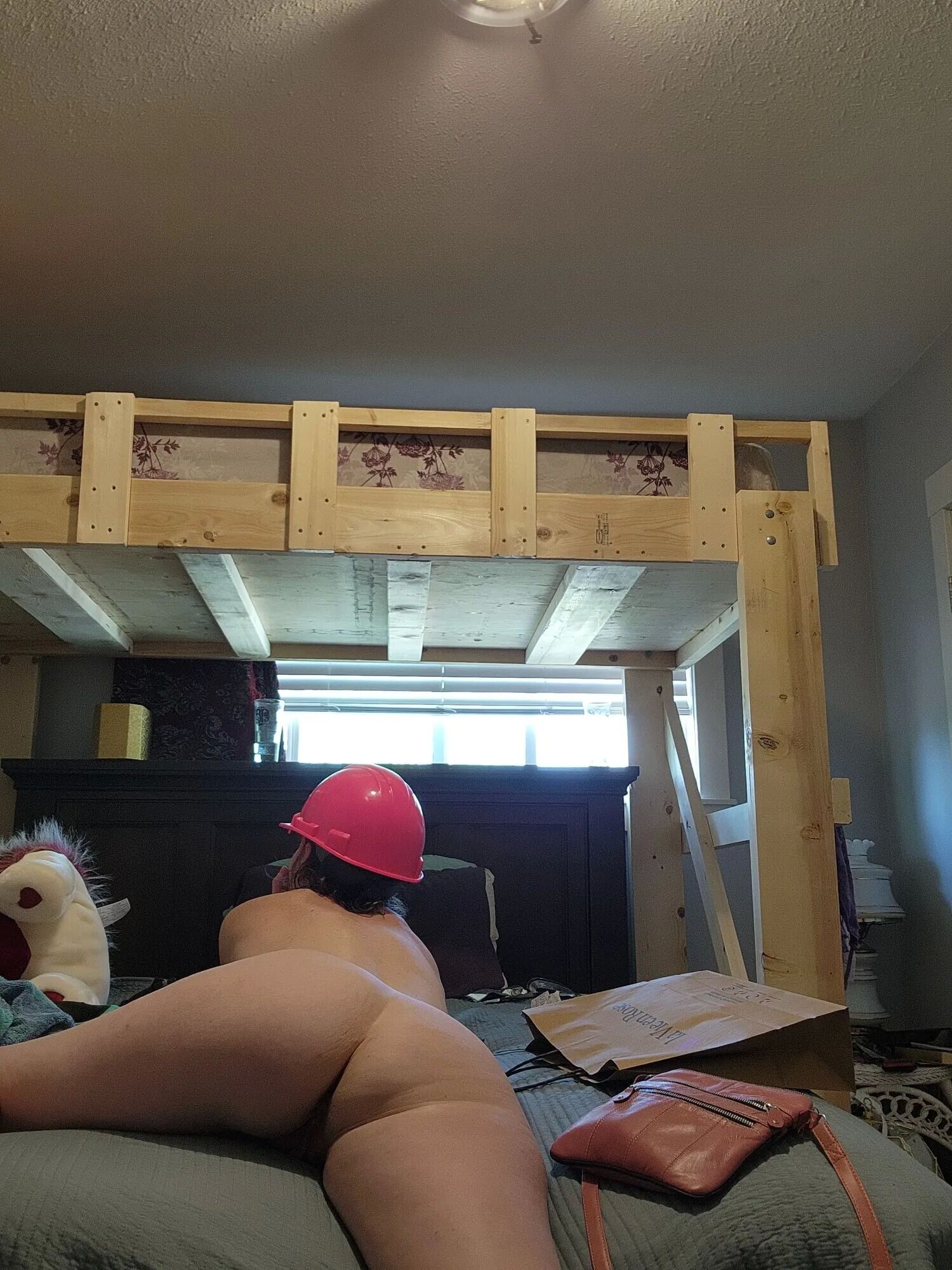 Pink hard hat - 10 Pics